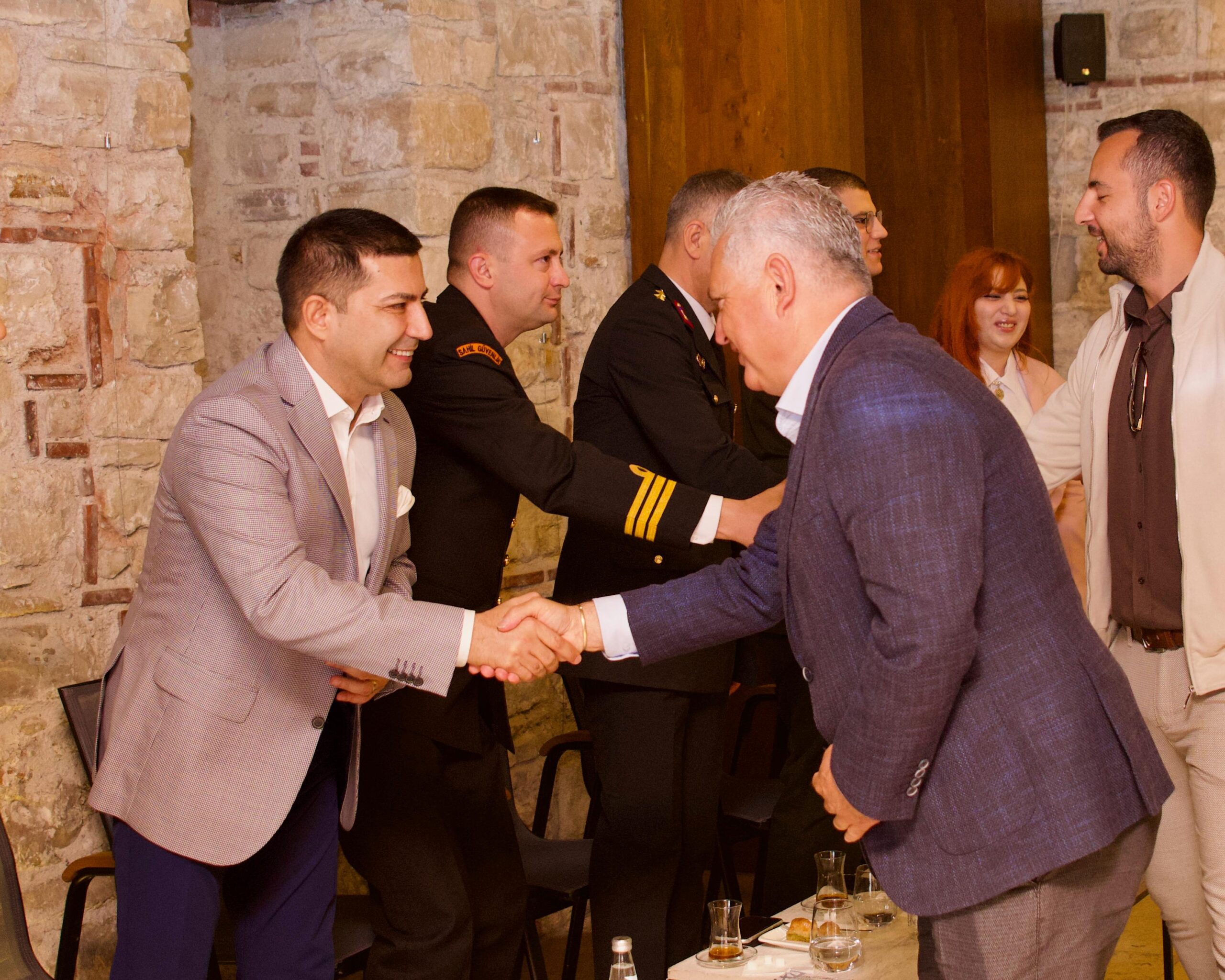 Kuşadası’nda İlçe protokolü vatandaşlarla bayramlaştı