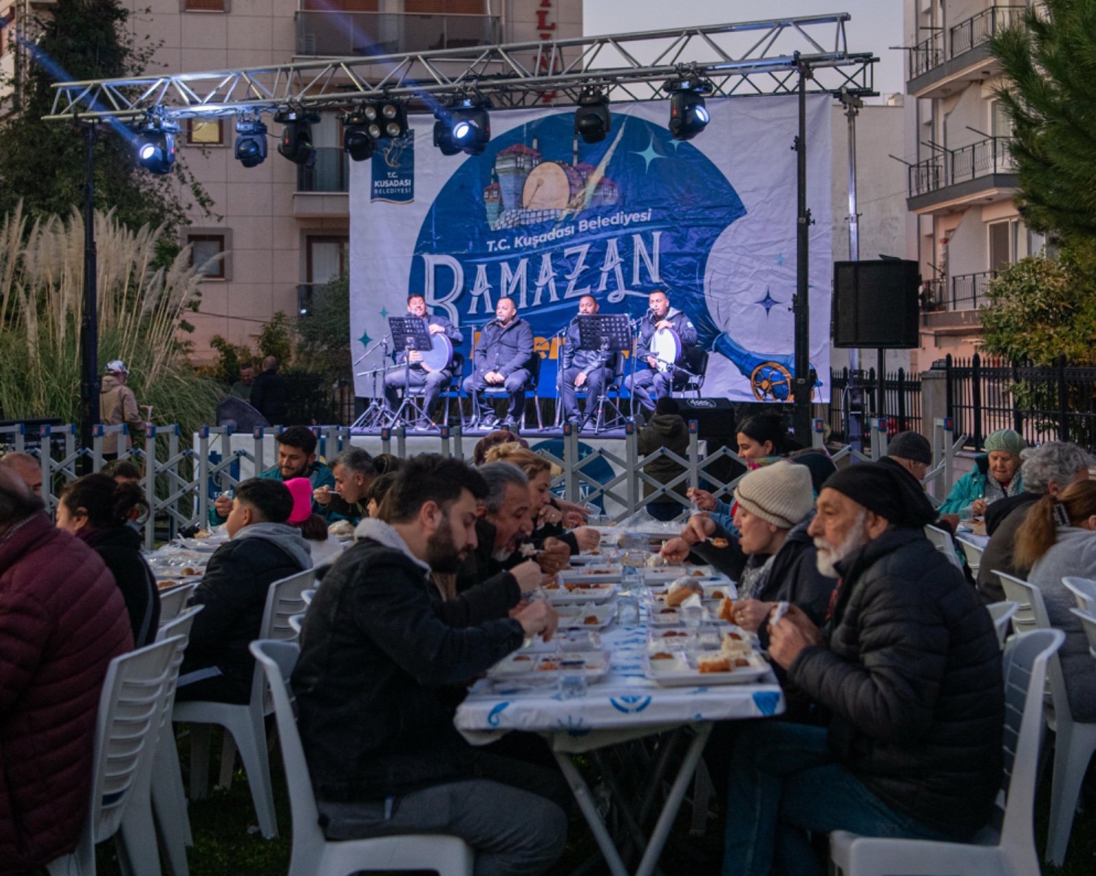 Davutlar’da oruçlar Kuşadası Belediyesi’nin iftar sofrasında açıldı