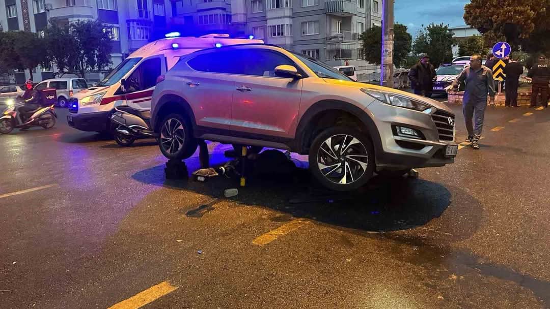 Otomibilin altında kalan motosiklet sürücüsü hayatını kaybetti