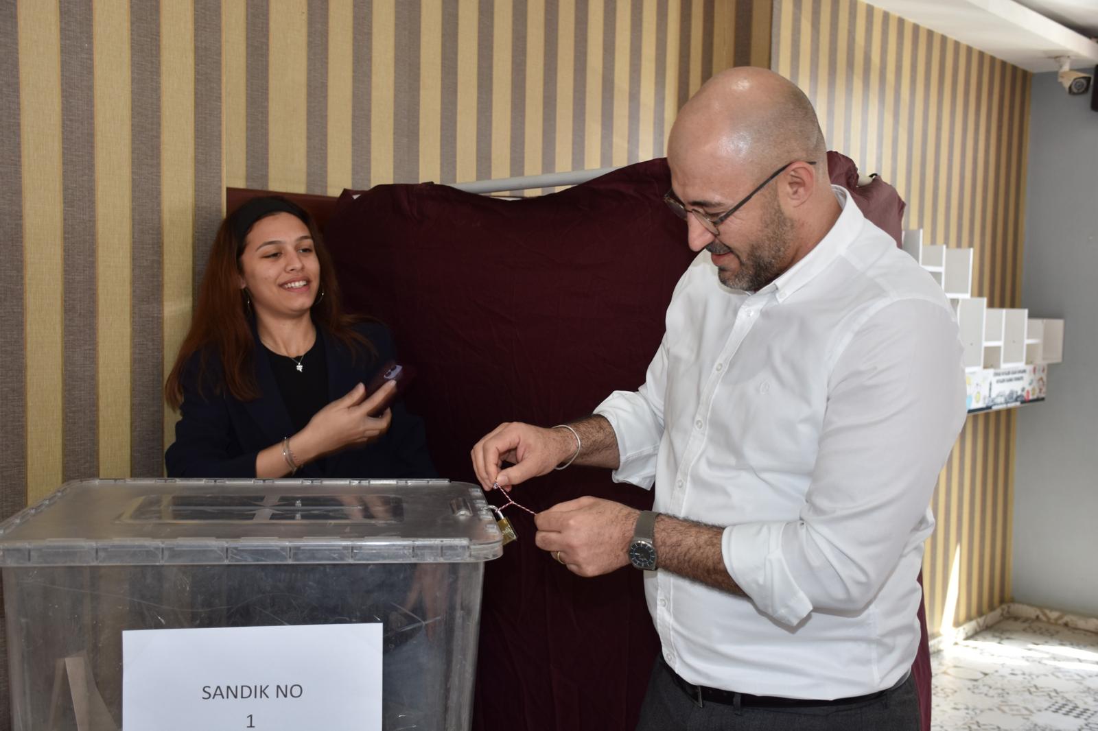Başkan Zencirci oyunu kullandı martineçka bilekliğini sandığa bağladı