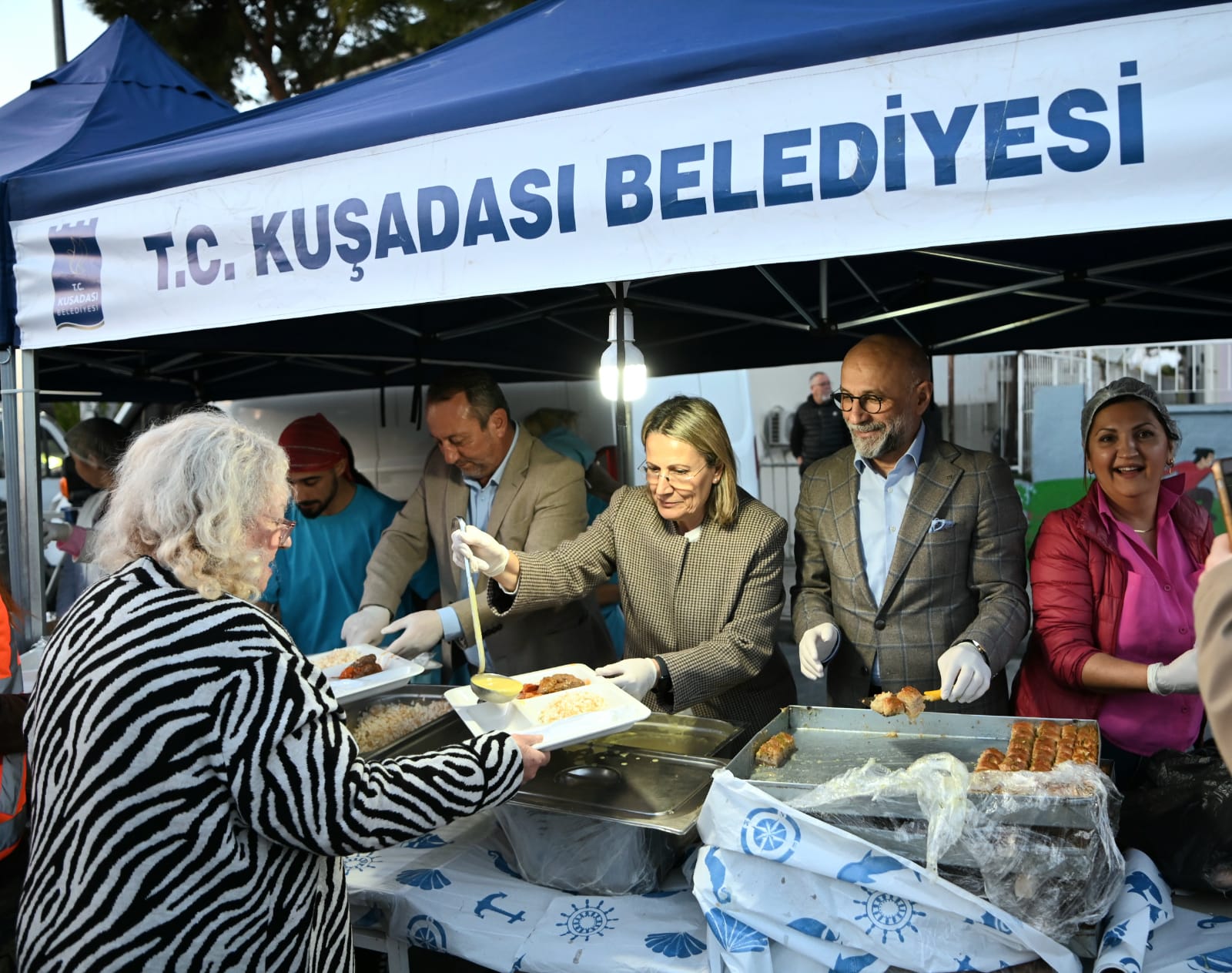 Kuşadası Belediyesi ilk iftar sofrasını Hacıfeyzullah mahallesinde kurdu