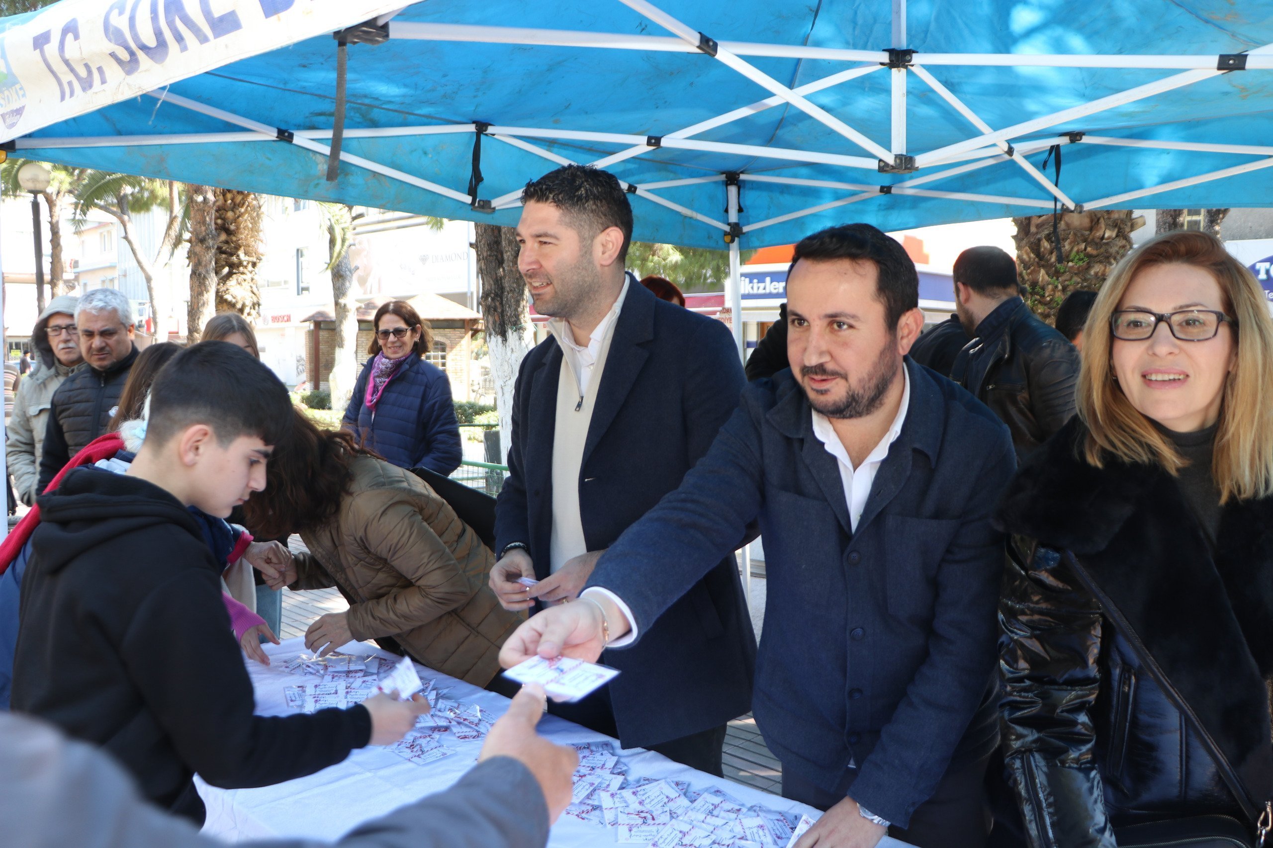 Baharın müjdecisi marteniçkalar Sökeli vatandaşlarla buluştu