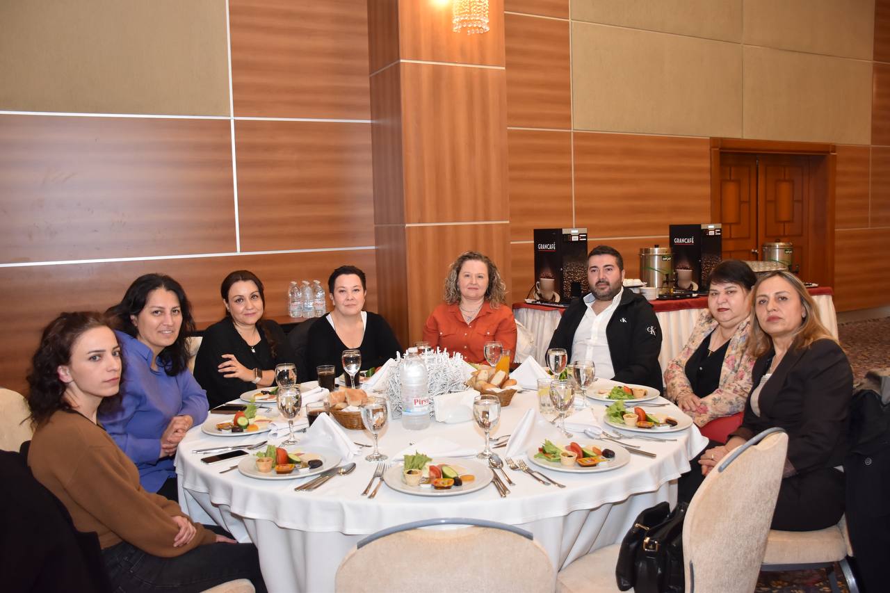 Kuşadası Kaymakamı ve İl Sağlık Müdürü; Kuşadası Devlet Hastanesi personeliyle iftar yemeğinde buluştu