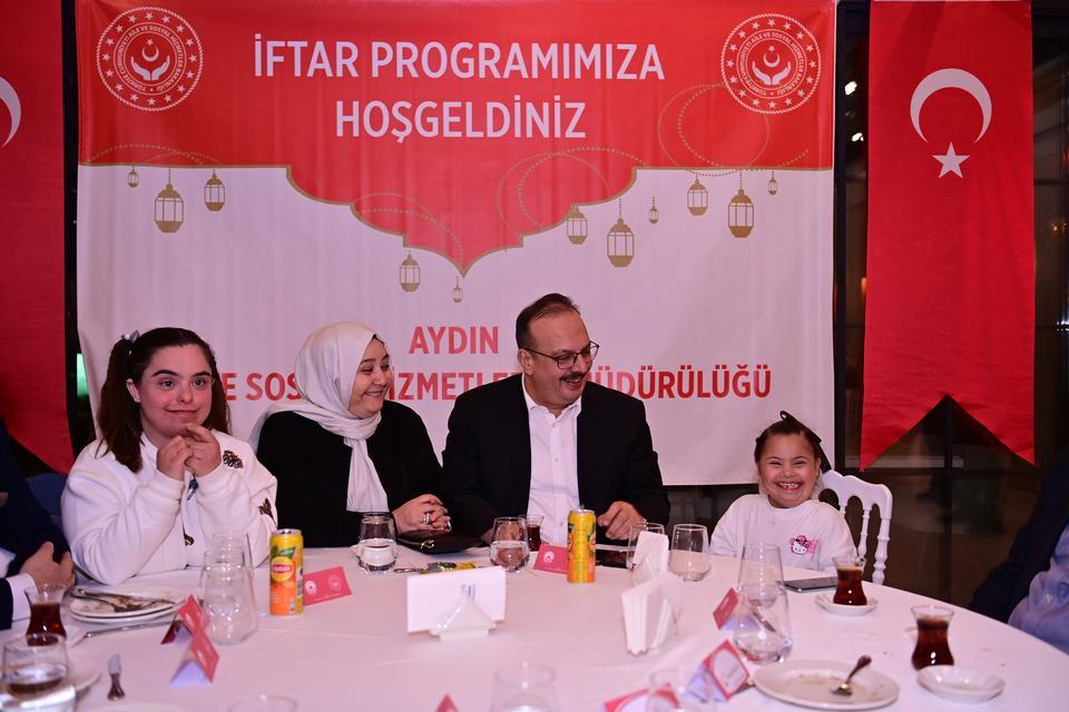 Vali Canbolat’tan anlamlı iftar