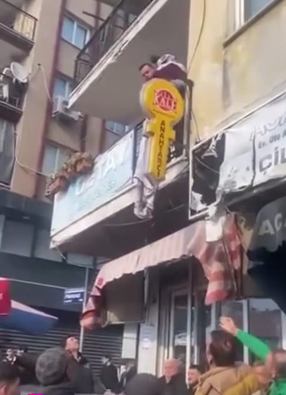 Aydın’da korku dolu anlar, çarşaf yardımıyla brandaya atlayıp kurtuldular