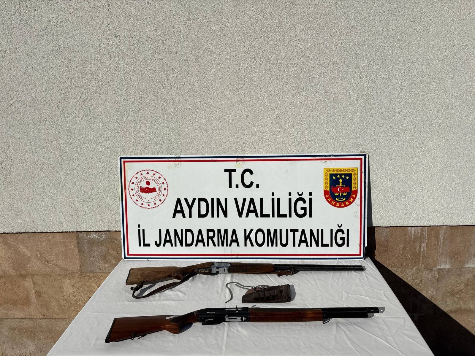 Silah kaçakçılarından cephanelik çıktı
