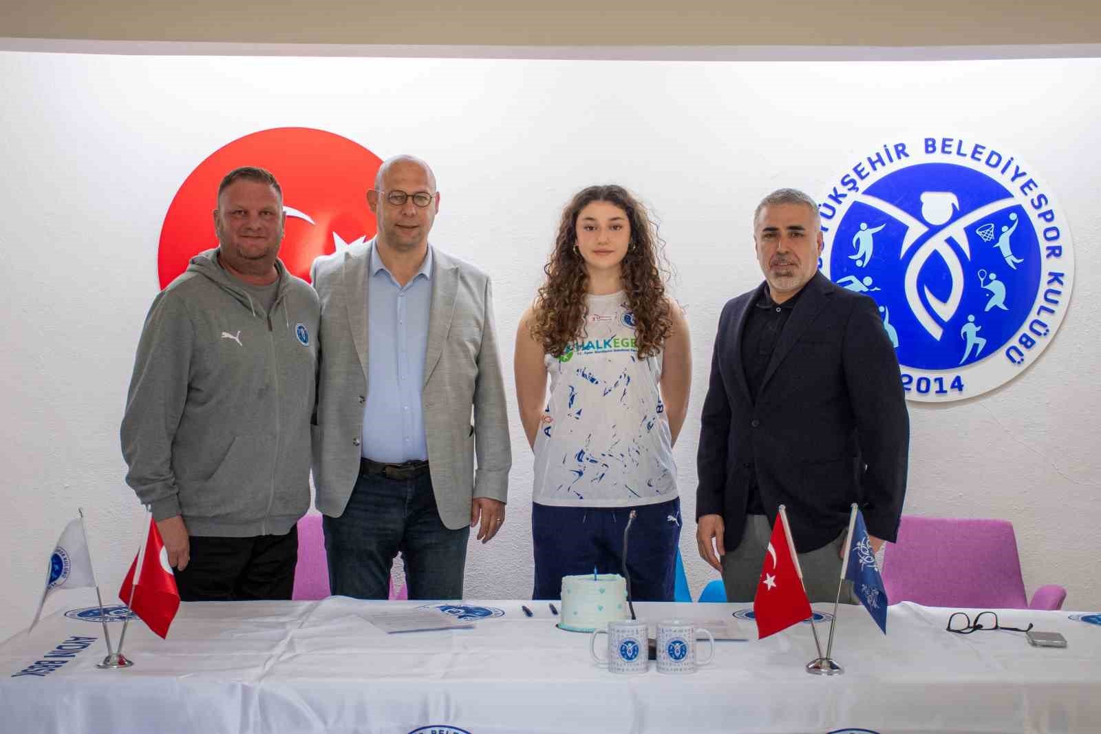 Azra Kaya profesyonel sözleşme imzaladı