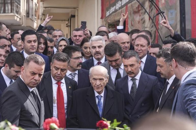 Devlet Bahçeli, Alparslan Türkeş’in kabrini ziyaret etti | Partililer karanfillerle karşıladı