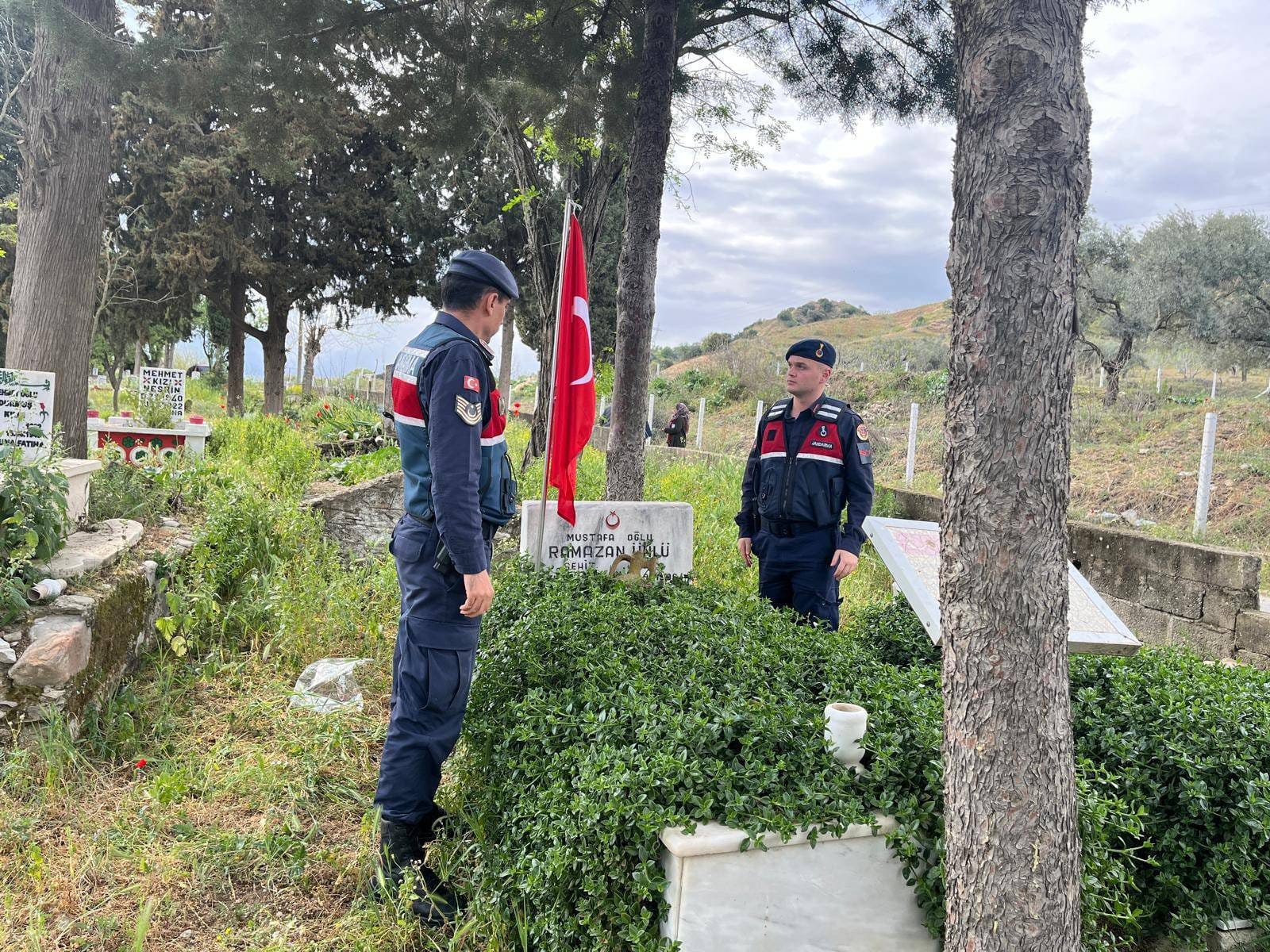 Aydın Jandarması Şehidin mezarındaki bayrağı yeniledi