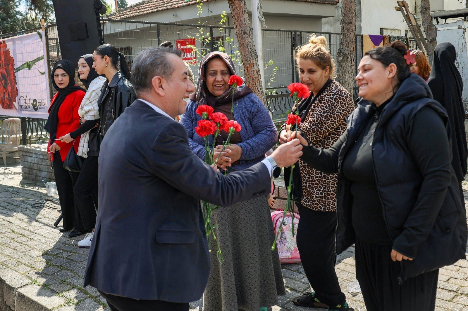 Başkan Yetişkin romanlar gününü şenlikle kutladı