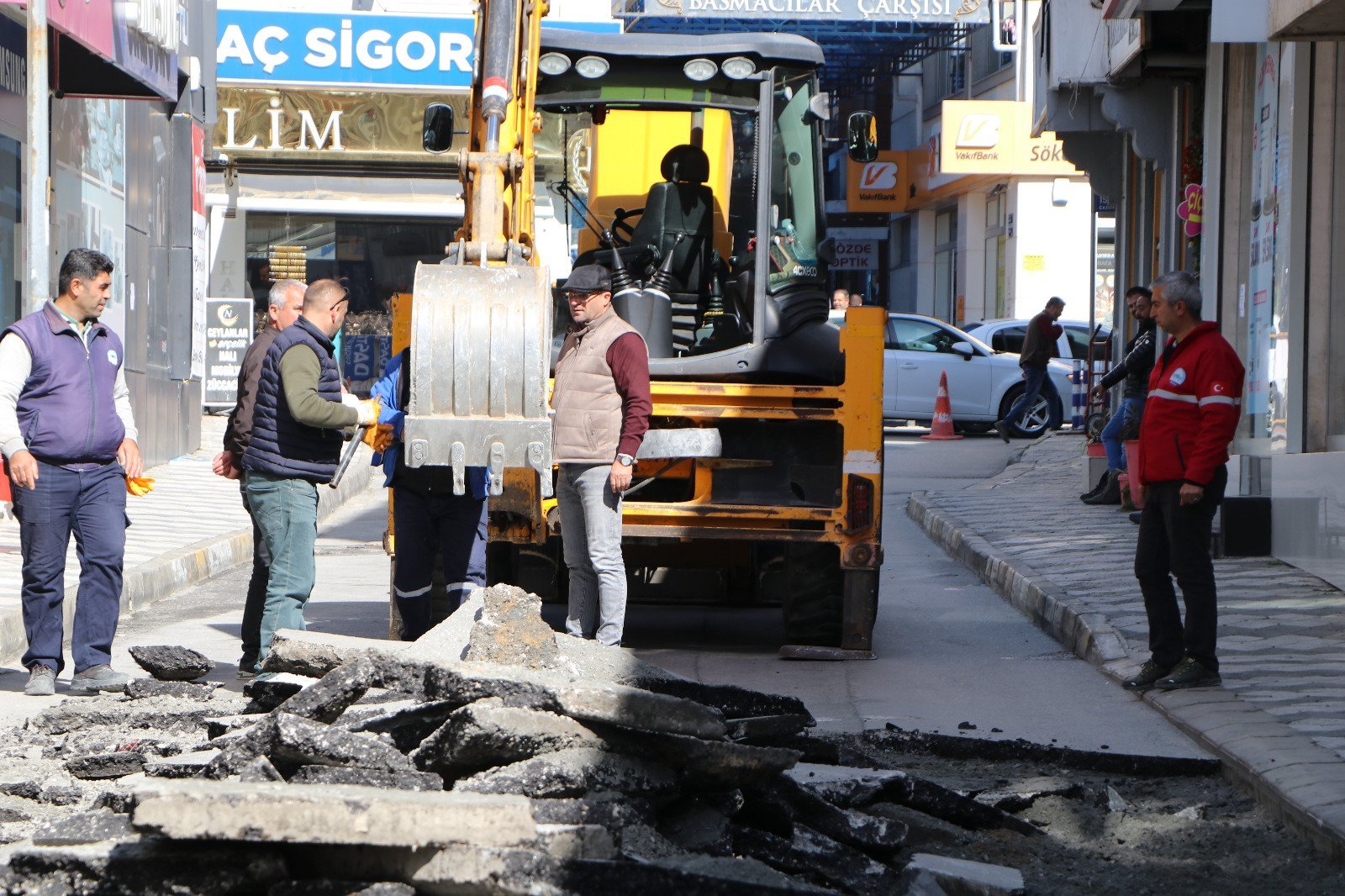 Değirmen Caddesi’nde yol yenileme çalışmaları başladı