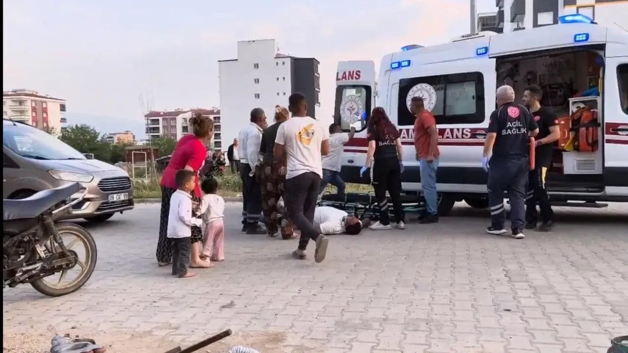 Oğlunu kanlar içinde gördü, ambulansın camını kırdı