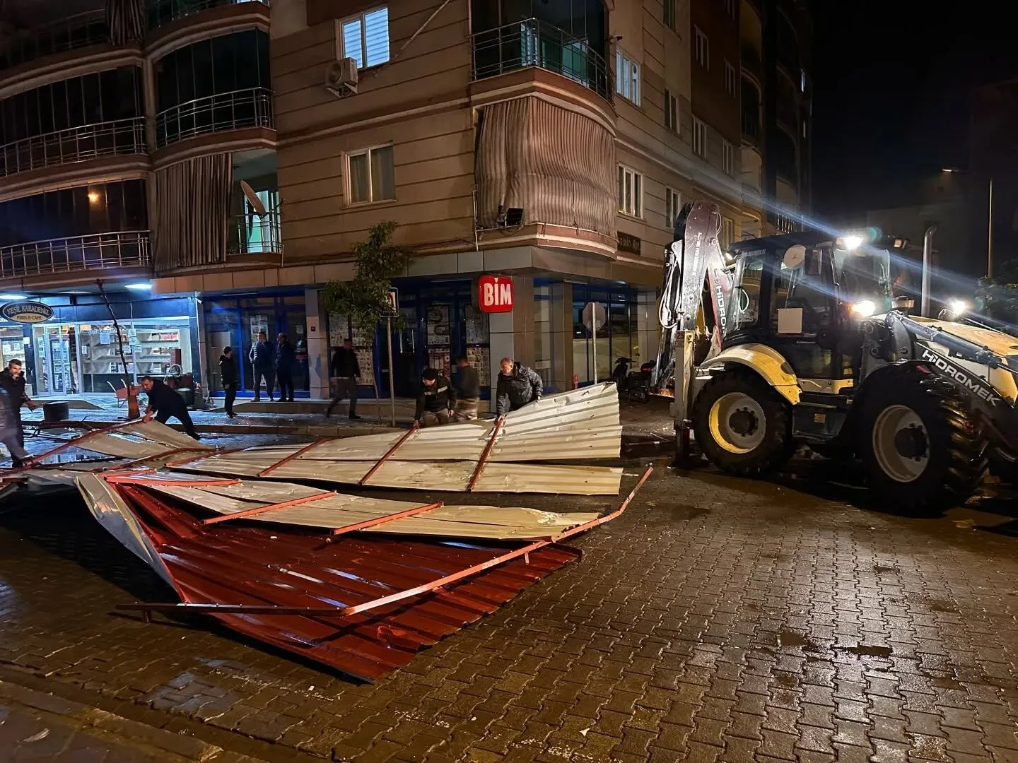 İncirliova’da şiddetli rüzgar hayatı olumsuz etkiledi