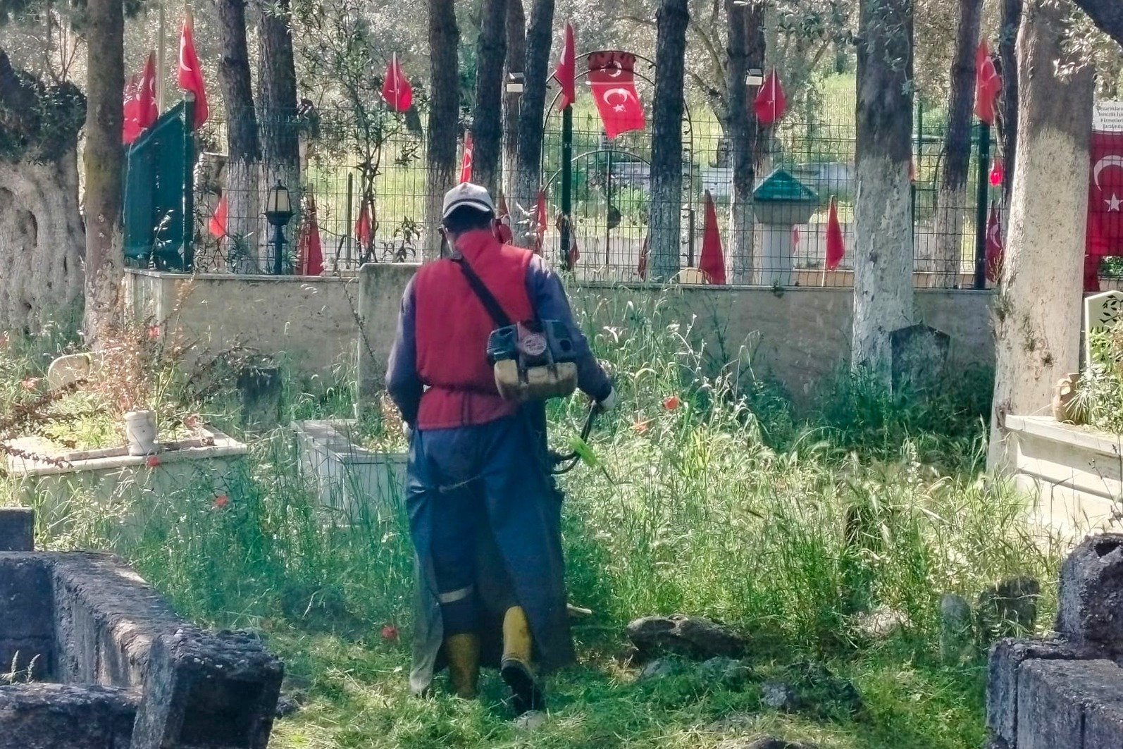 Efeler Belediyesi mezarlıklarda bakım çalışmalarını sürdürüyor