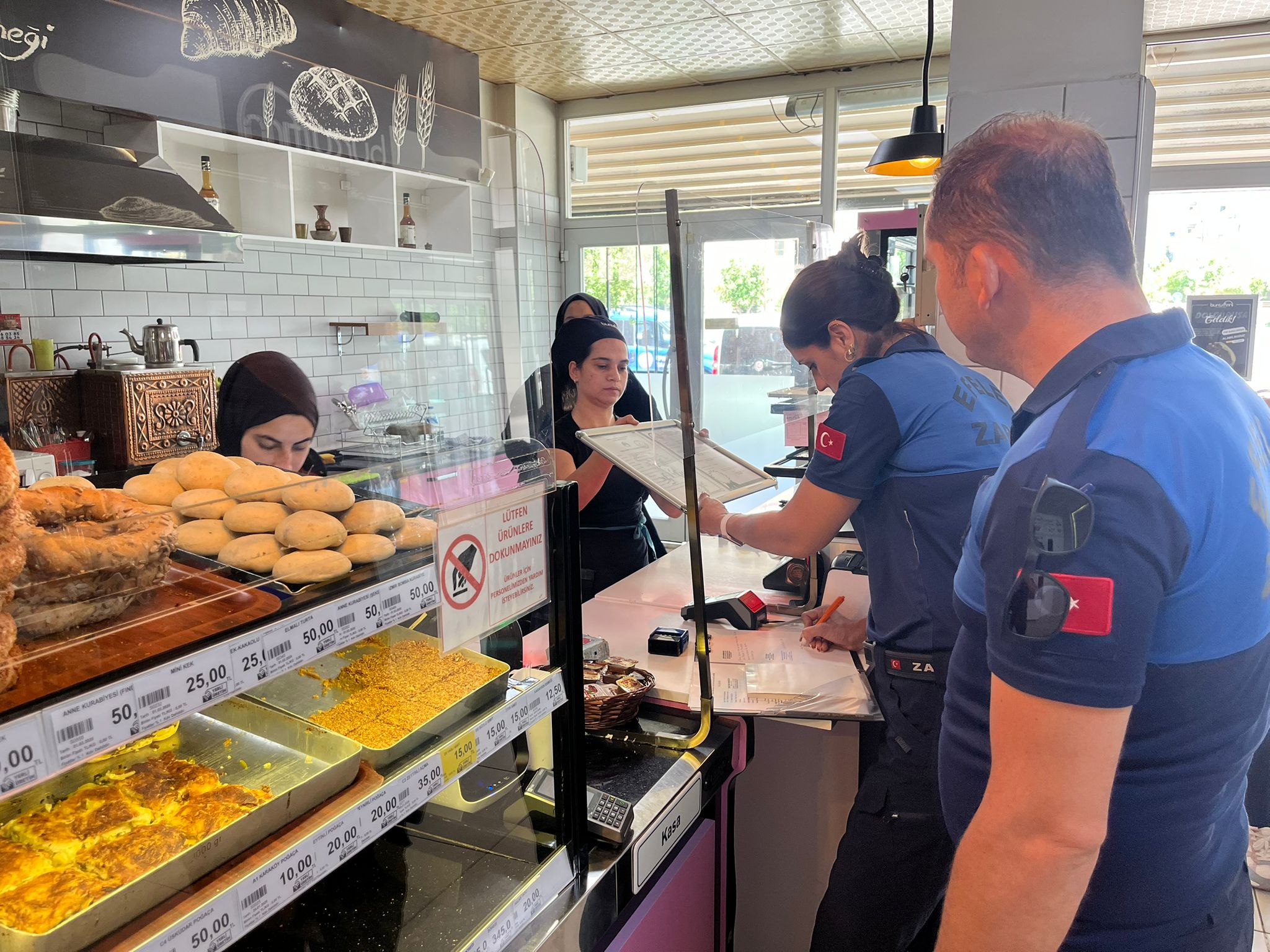 Efeler’in zabıta ekipleri denetimlerine aralıksız devam ediyor