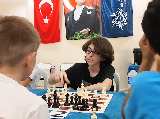 Başkan Çerçioğlu’nun destekleriyle satranç öğrenen öğrenciler hamlelerini yarıştırdı