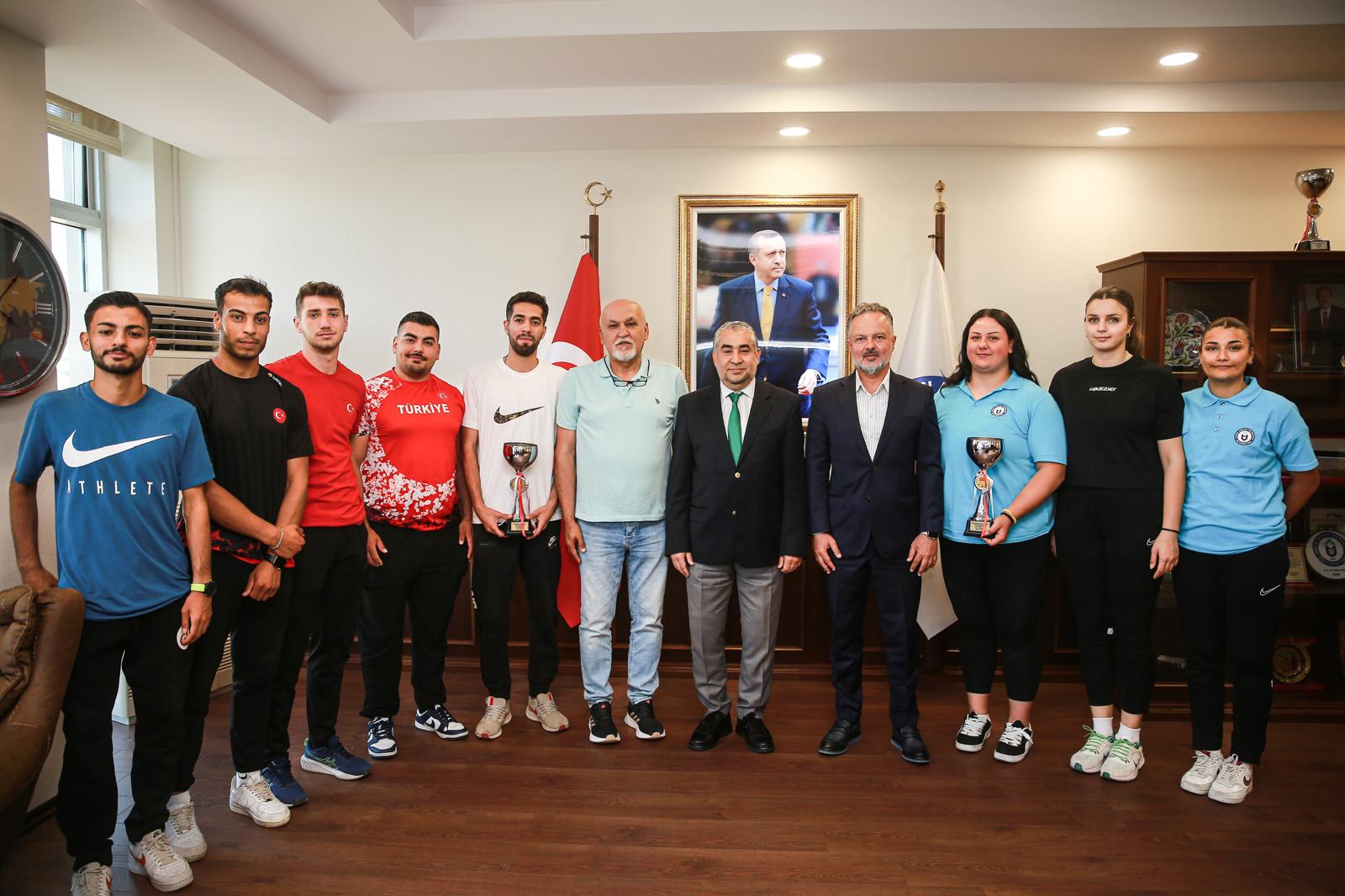 Rektör Kent,  Türkiye şampiyonu atletizm takımını makamında ağırladı
