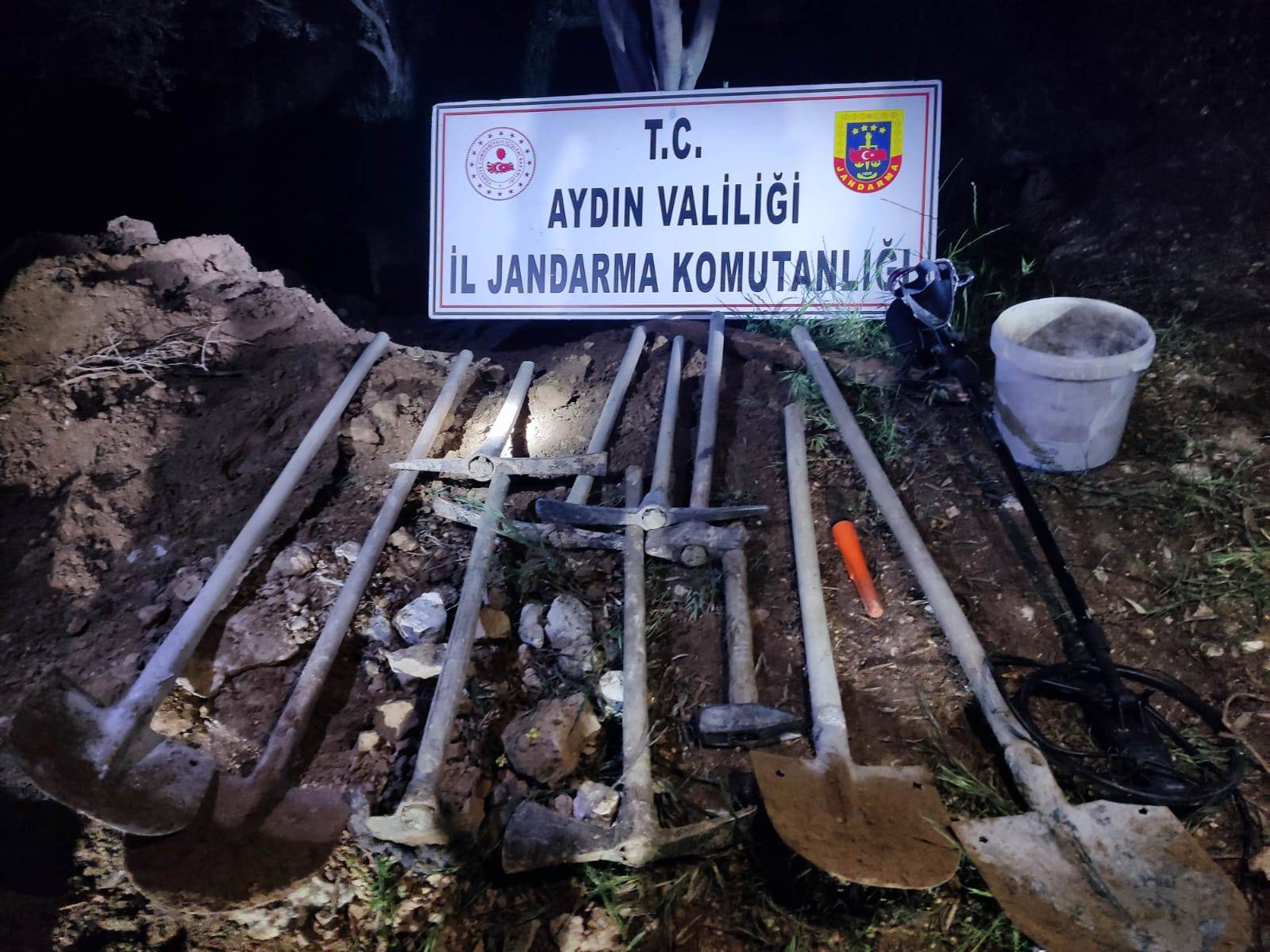 Jandarma kaçak kazı yapan şüphelilere suçüstü yakaladı