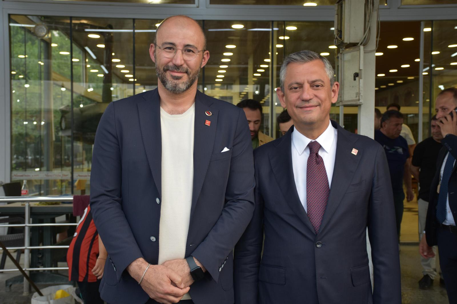 CHP Genel Başkanı Özgür Özel günün yorgunluğunu Germencik’te attı