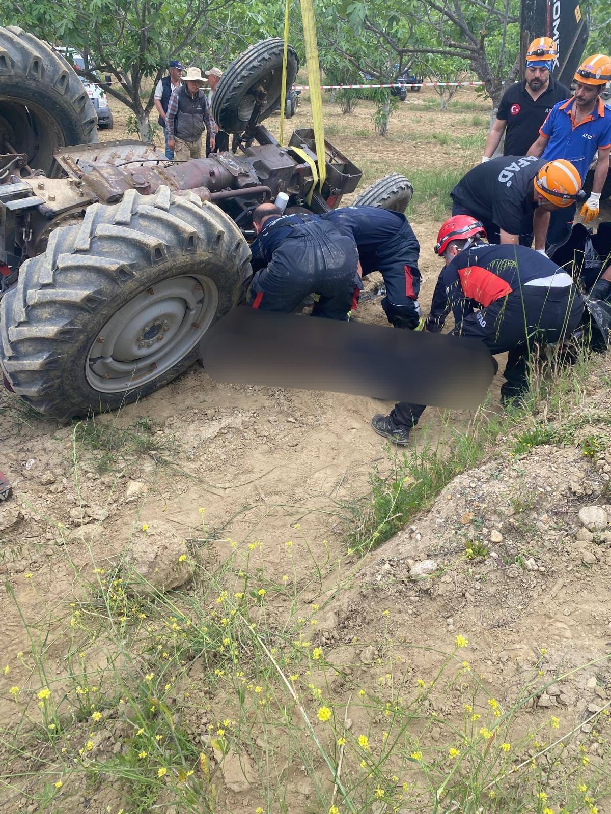 Devrilen traktörünün altında hayatını kaybetti