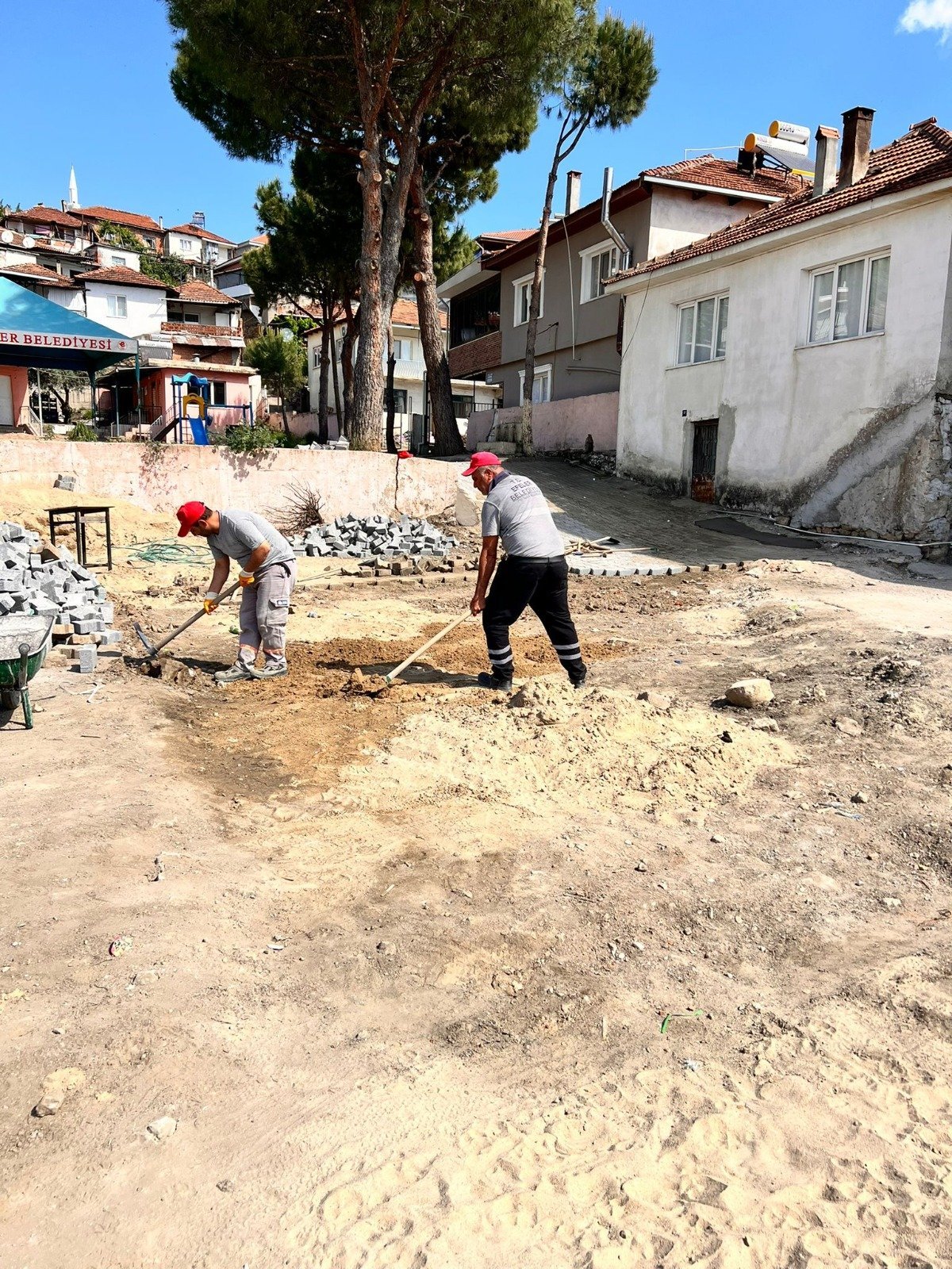Başkan Yetişkin kentin yollarını yeniliyor