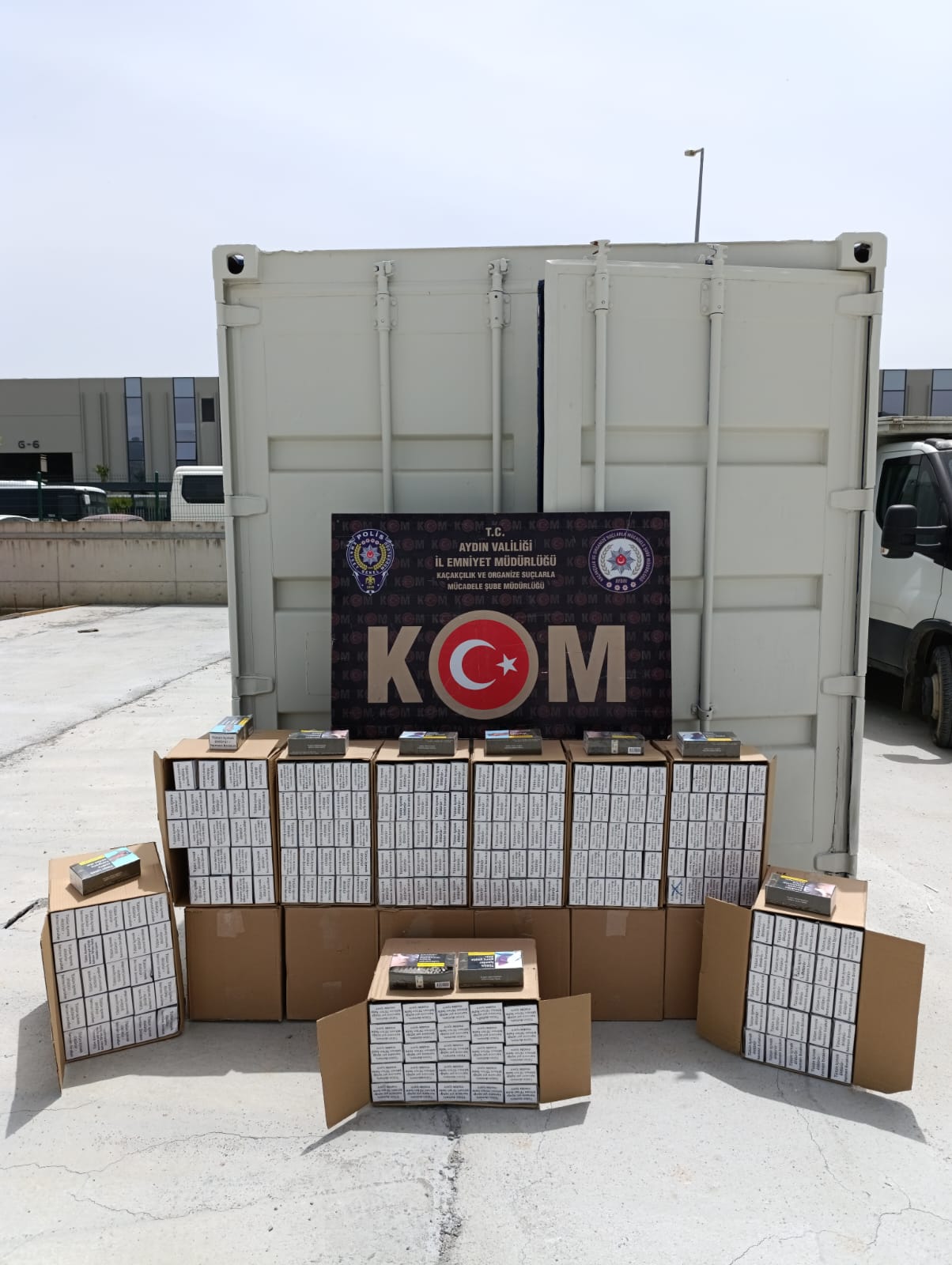 Didim’de kaçak içki ve sigara operasyonu