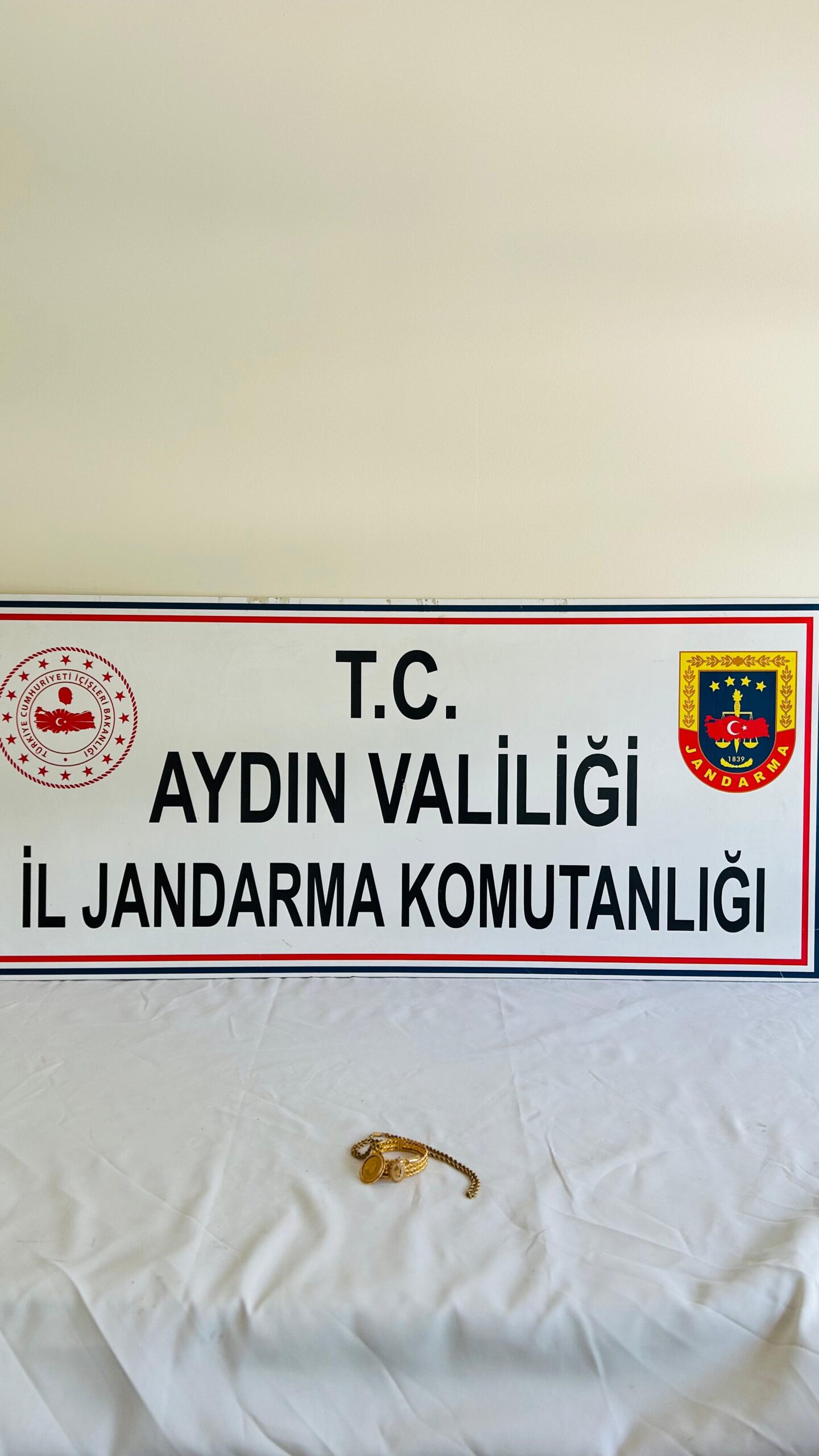 Düğünde takılan altınları alıp kaçtı