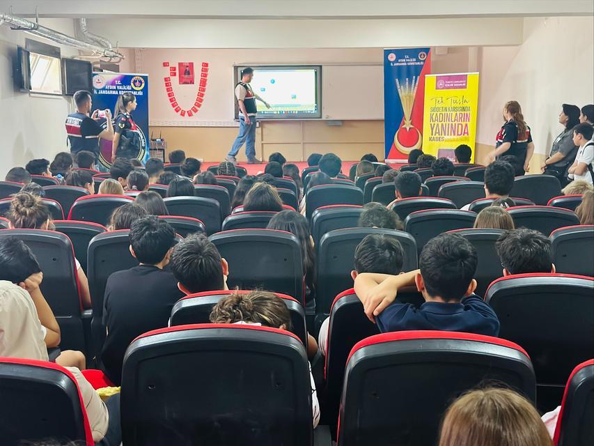 Aydın’da öğrencilere jandarmadan siber zorbalık dersi
