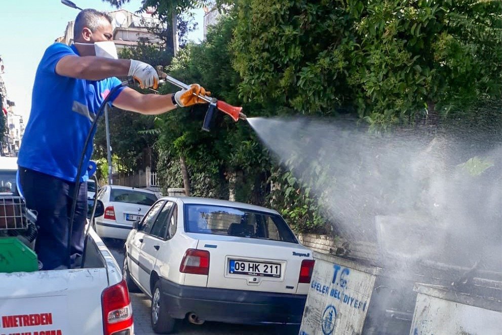 Efeler Belediyesi’nden yoğun ilaçlama mesaisi