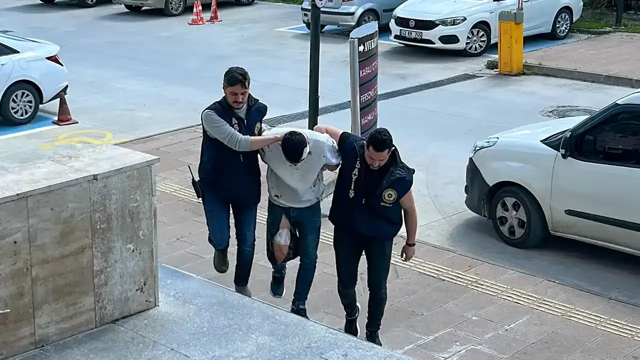 Arkadaş katili genç tutuklandı, bacağındaki yara dikkat çekti