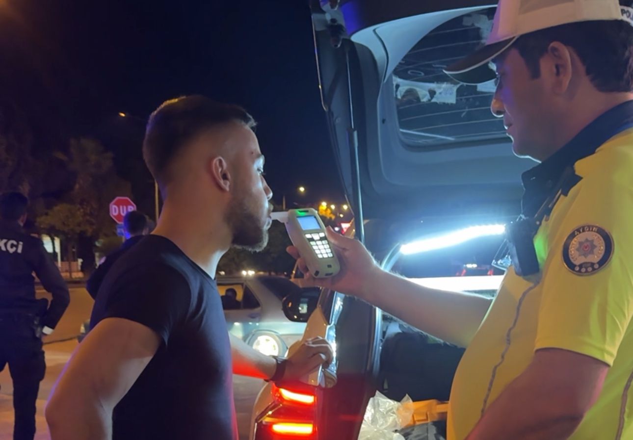 Polisi tehdit ettiler, gözaltına alındılar