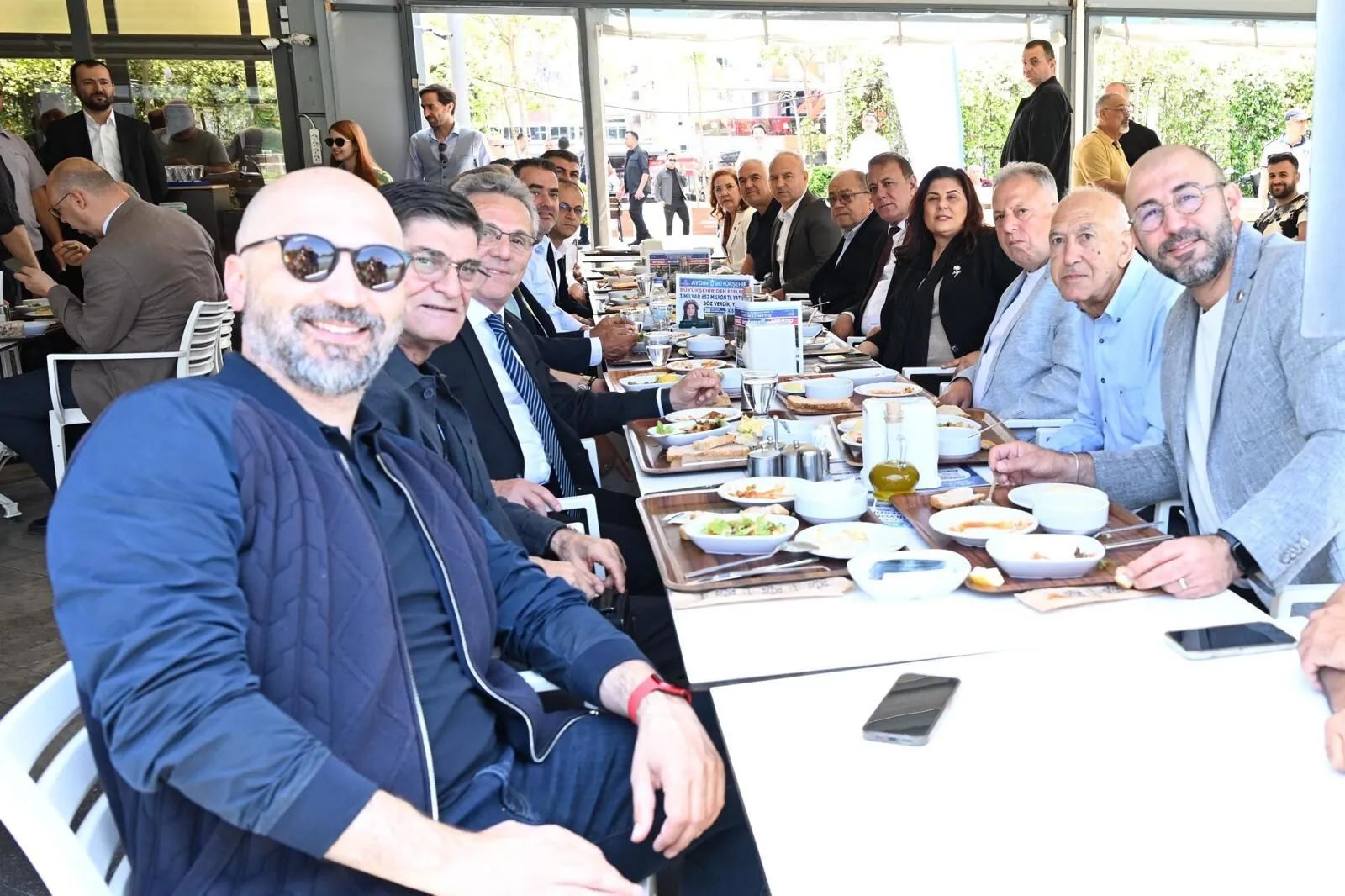 Halk lokantasında, halkla buluştular