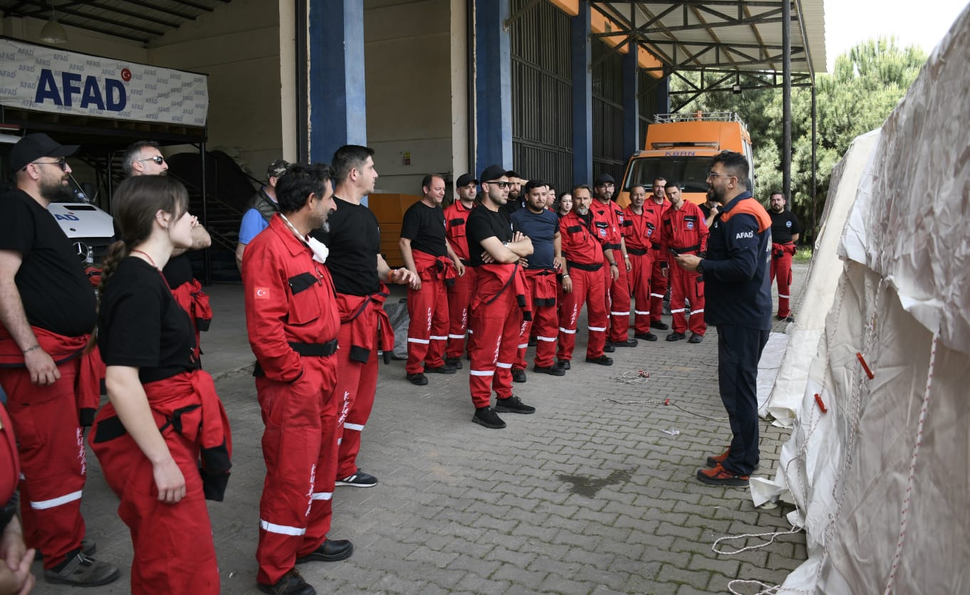 Kuşadası Belediyesi arama kurtarma ekibi eğitimini başarıyla tamamladı