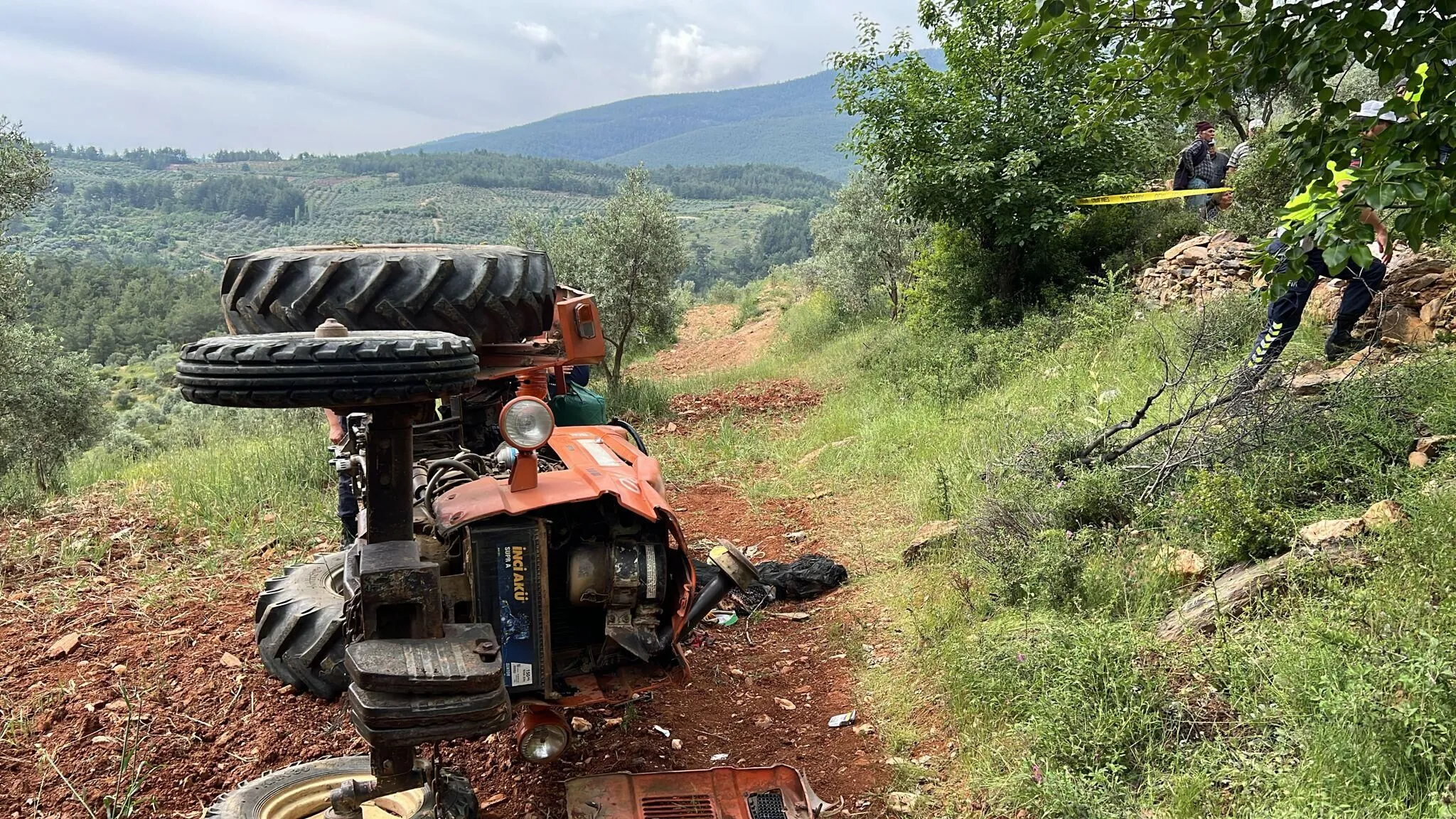 Oğlunun kullandığı traktör altında kalarak can verdi