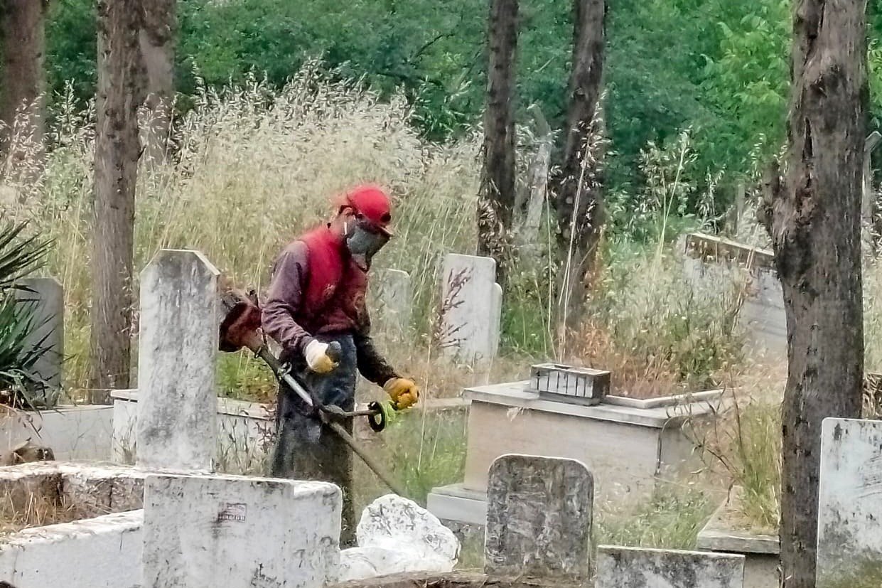 Efeler Belediyesi bayram öncesi mezarlıklarda temizlik seferberliği başlattı