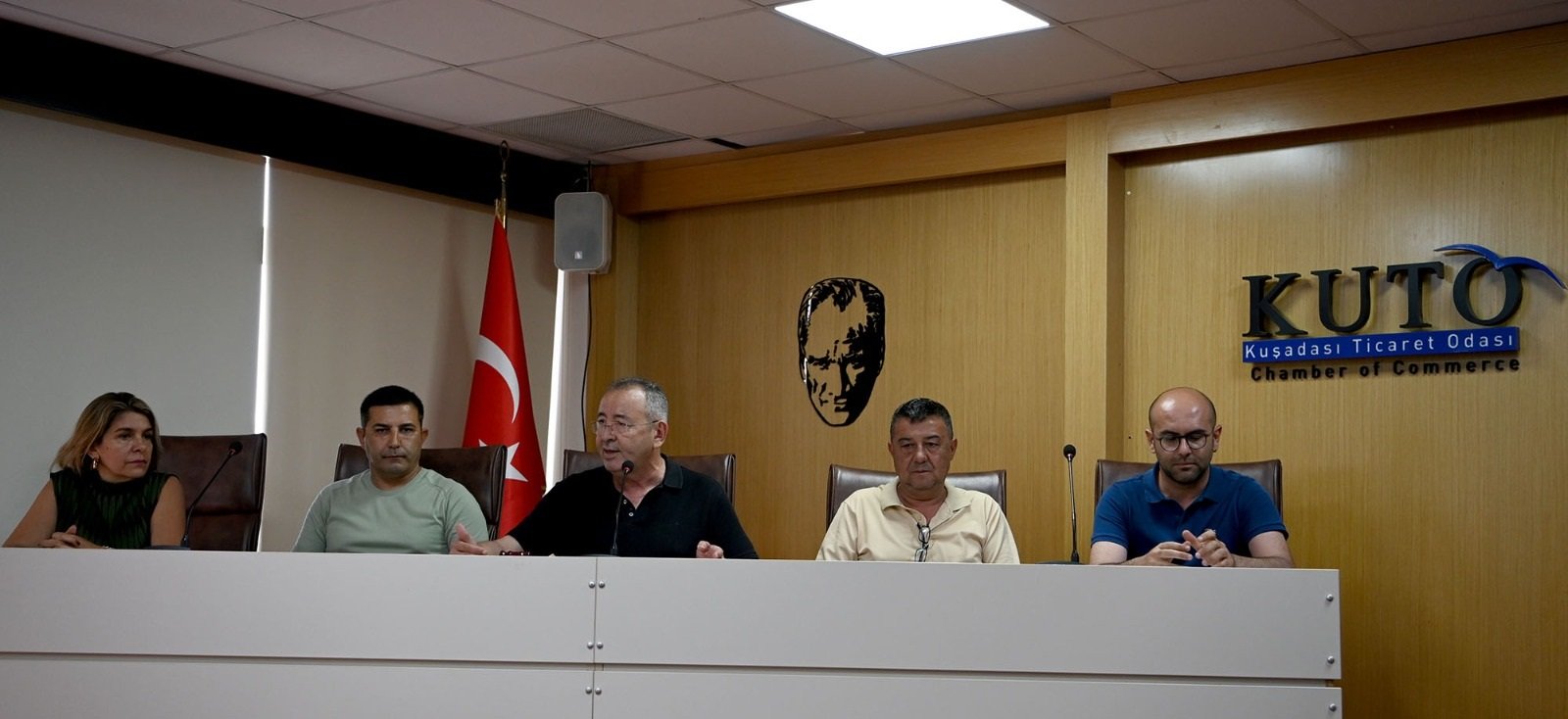 Seyahat acentaları ve çarşı esnafı temsilcileri Kuşadası Ticaret Odası’nda bir araya geldi, sorunlar görüşüldü