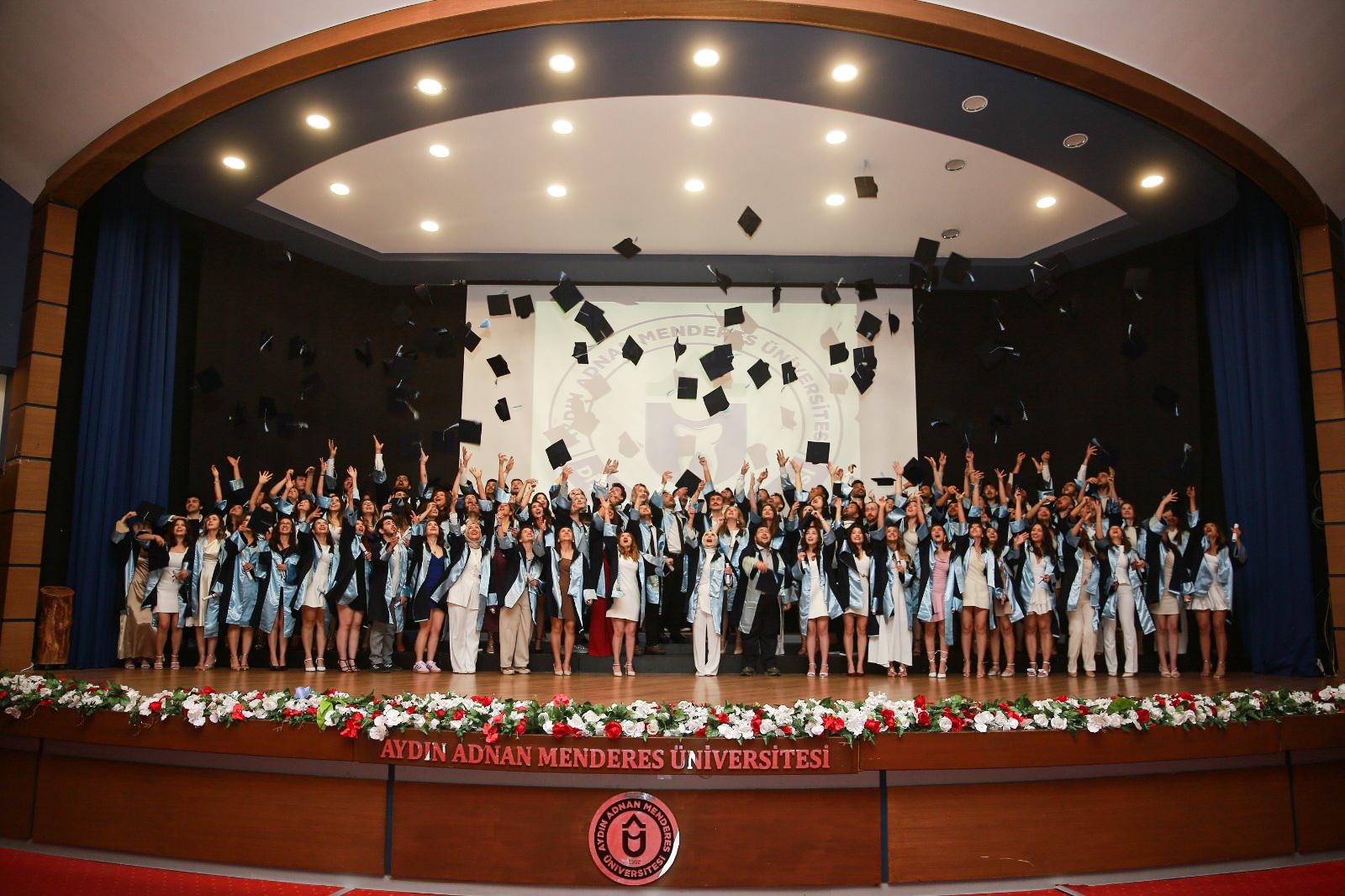 Diş Hekimliği Fakültesi 7. dönem mezunlarını uğurladı