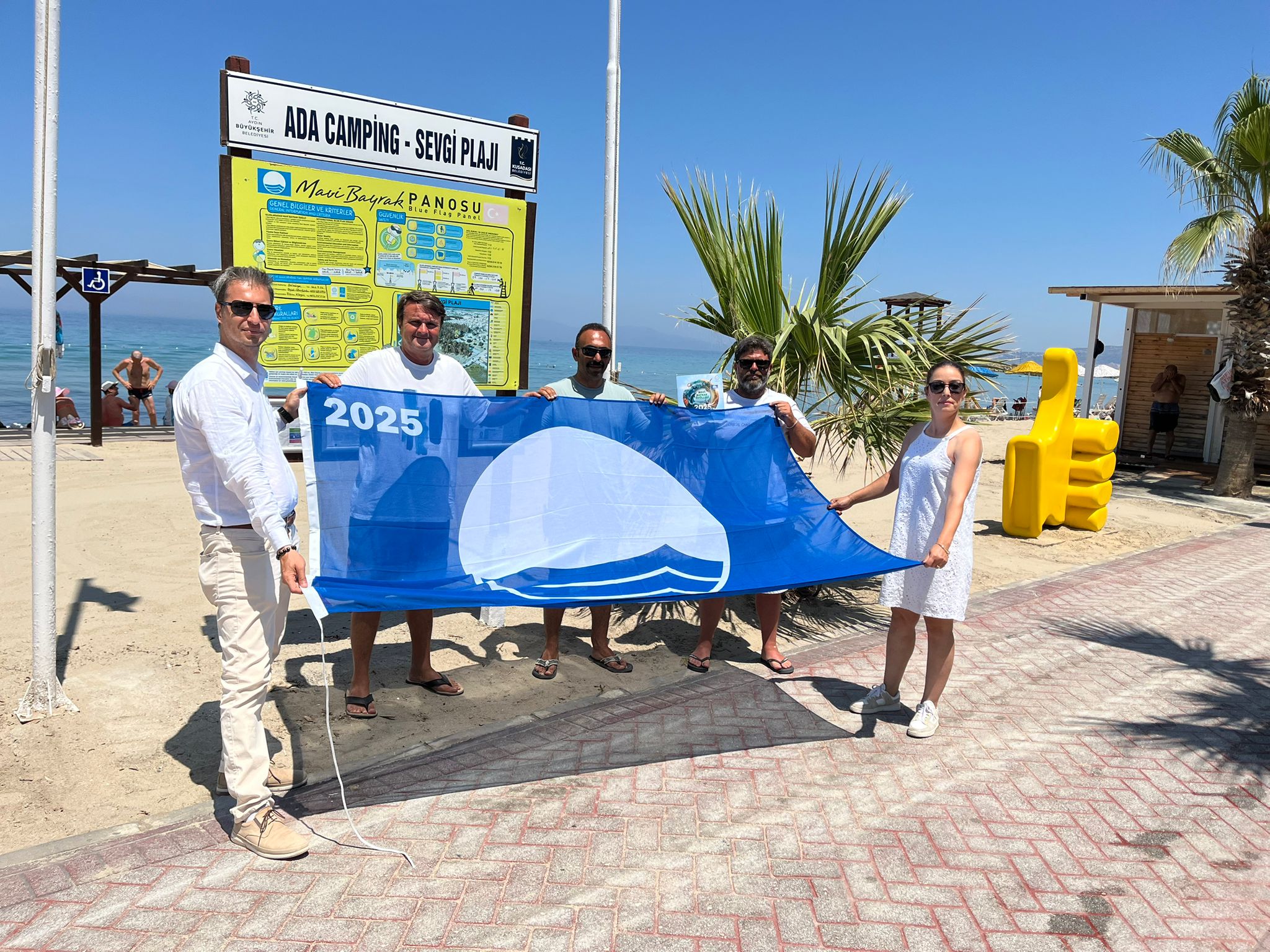Kuşadası plajları 25 mavi bayrak ile taçlandı