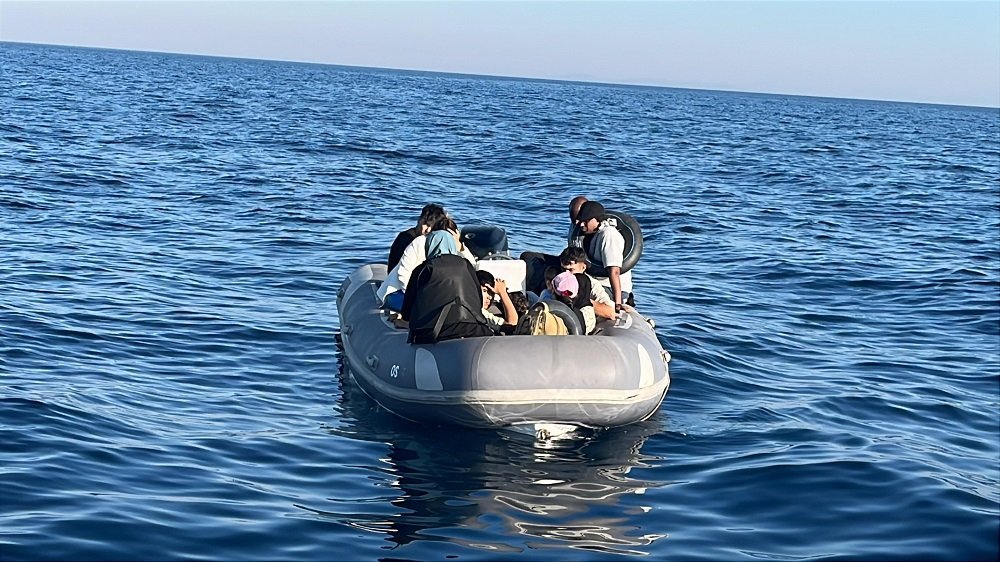 Kuşadası’nda 22 düzensiz göçmen kurtarıldı