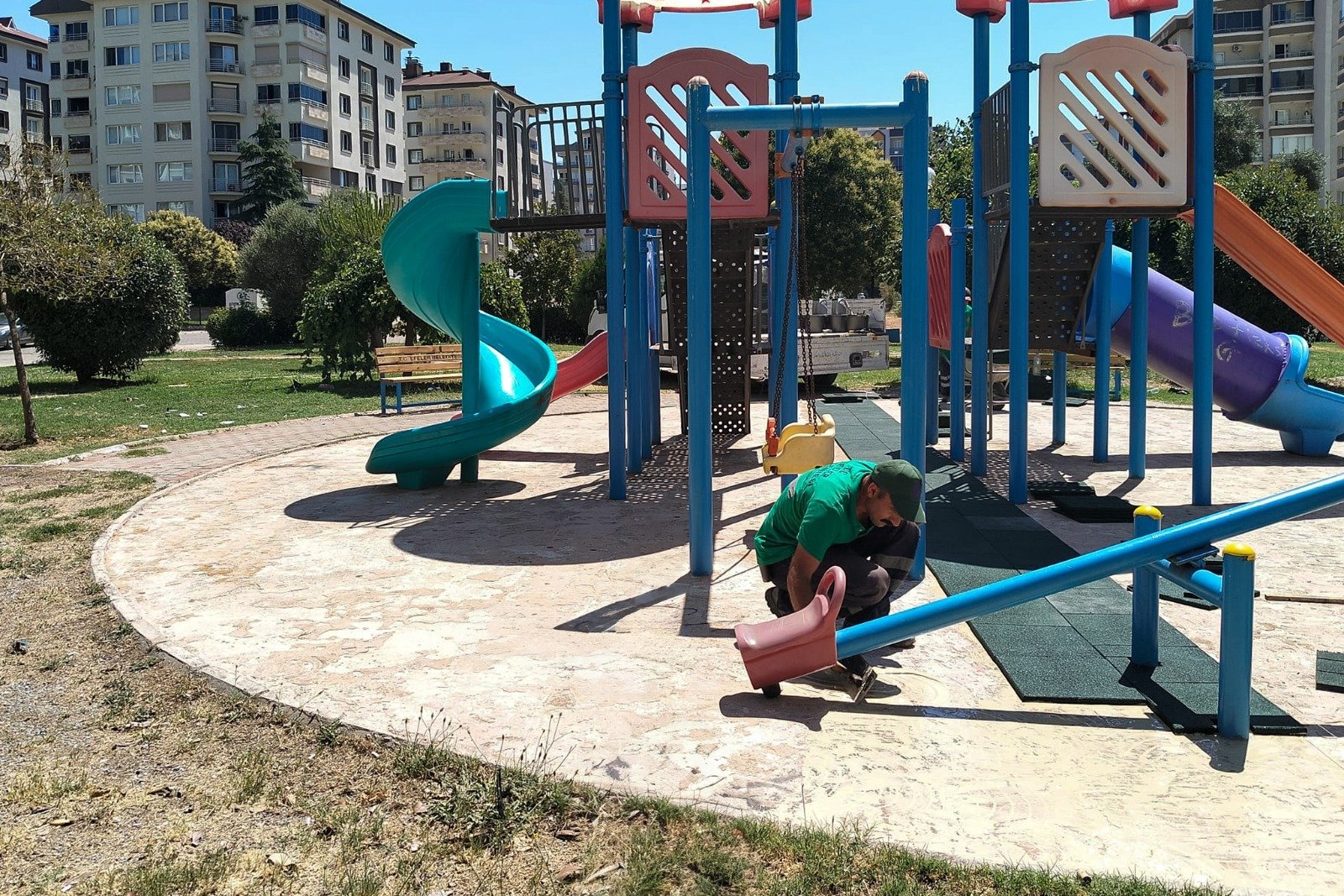 Başkan Anıl Yetişkin’le parklar yenileniyor, çocuklar güvenle oynuyor