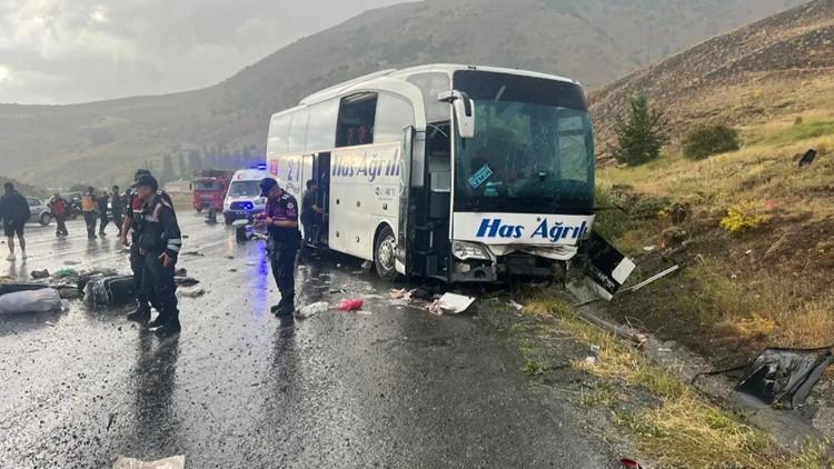 Yolcu otobüsü devrildi! Çok sayıda ölü ve yaralı var