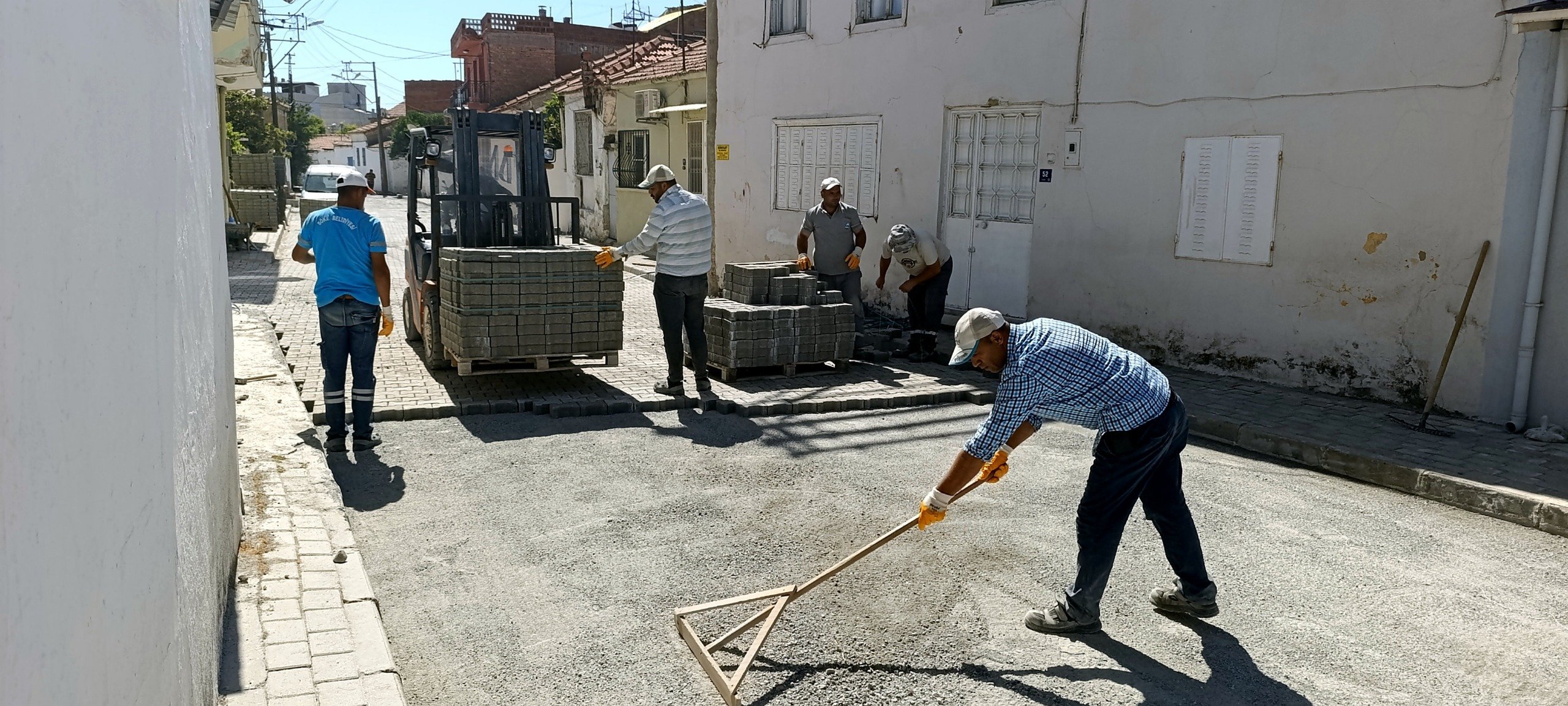 Tosun Sokak’ta yol yenileme çalışmaları hızla sürüyor