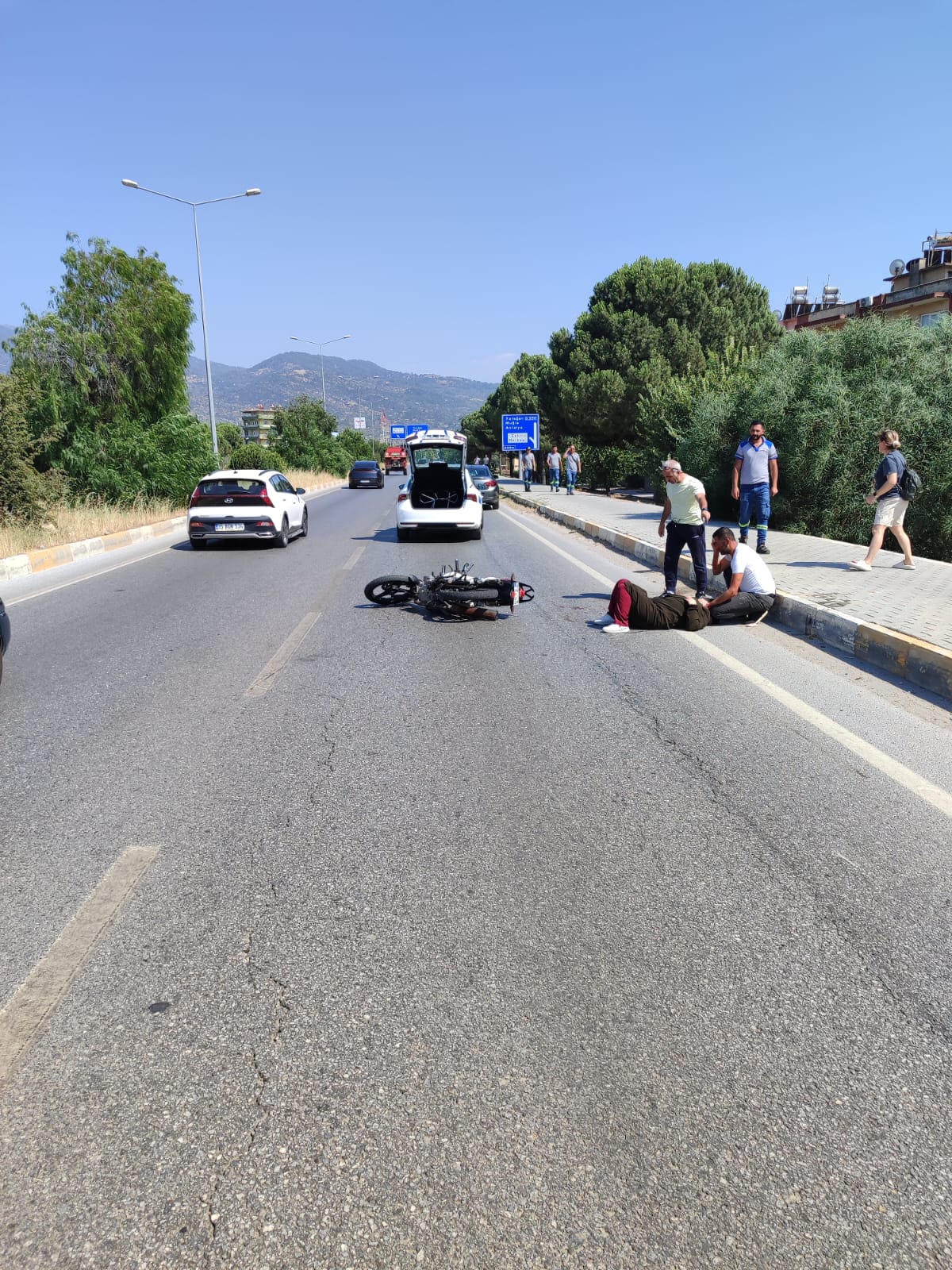 Lastiği patlayan motosiklet kaza yaptı: 2 yaralı