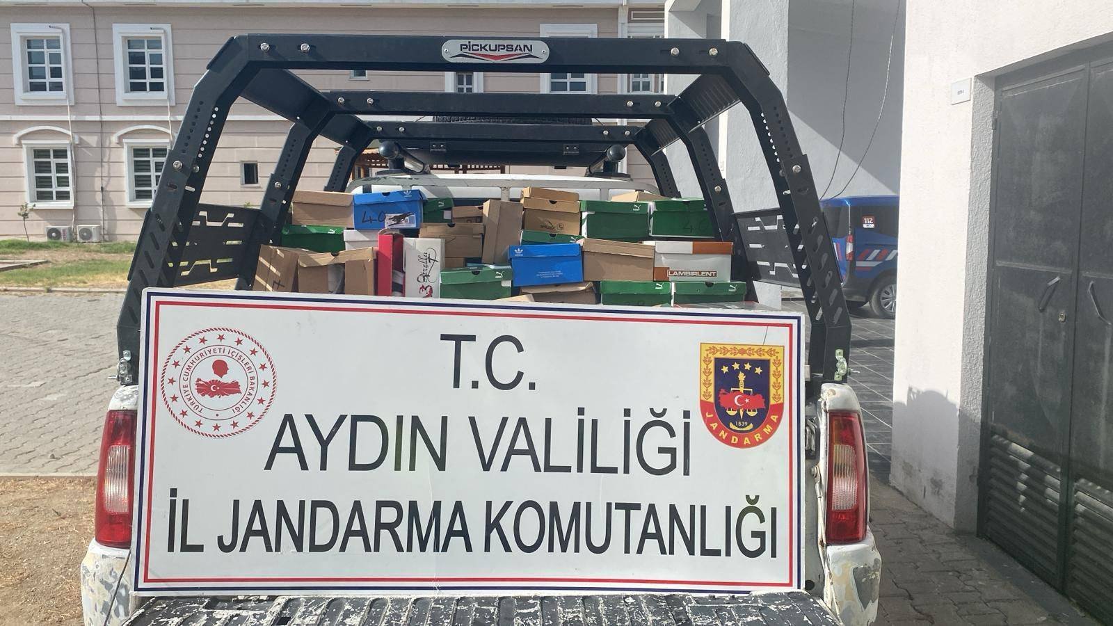 Otoyolda taklit ayakkabı operasyonu: 160 çift replika ayakkabı ele geçirildi