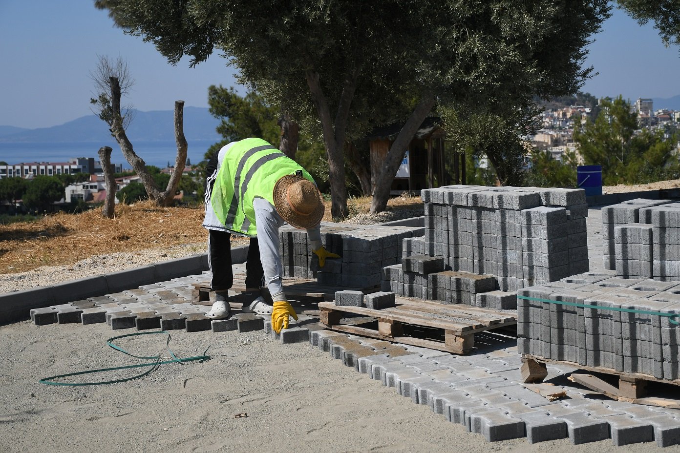 Kuşadası Belediyesi’nden kadınlar denizi mahallesinde yol yelime çalışması