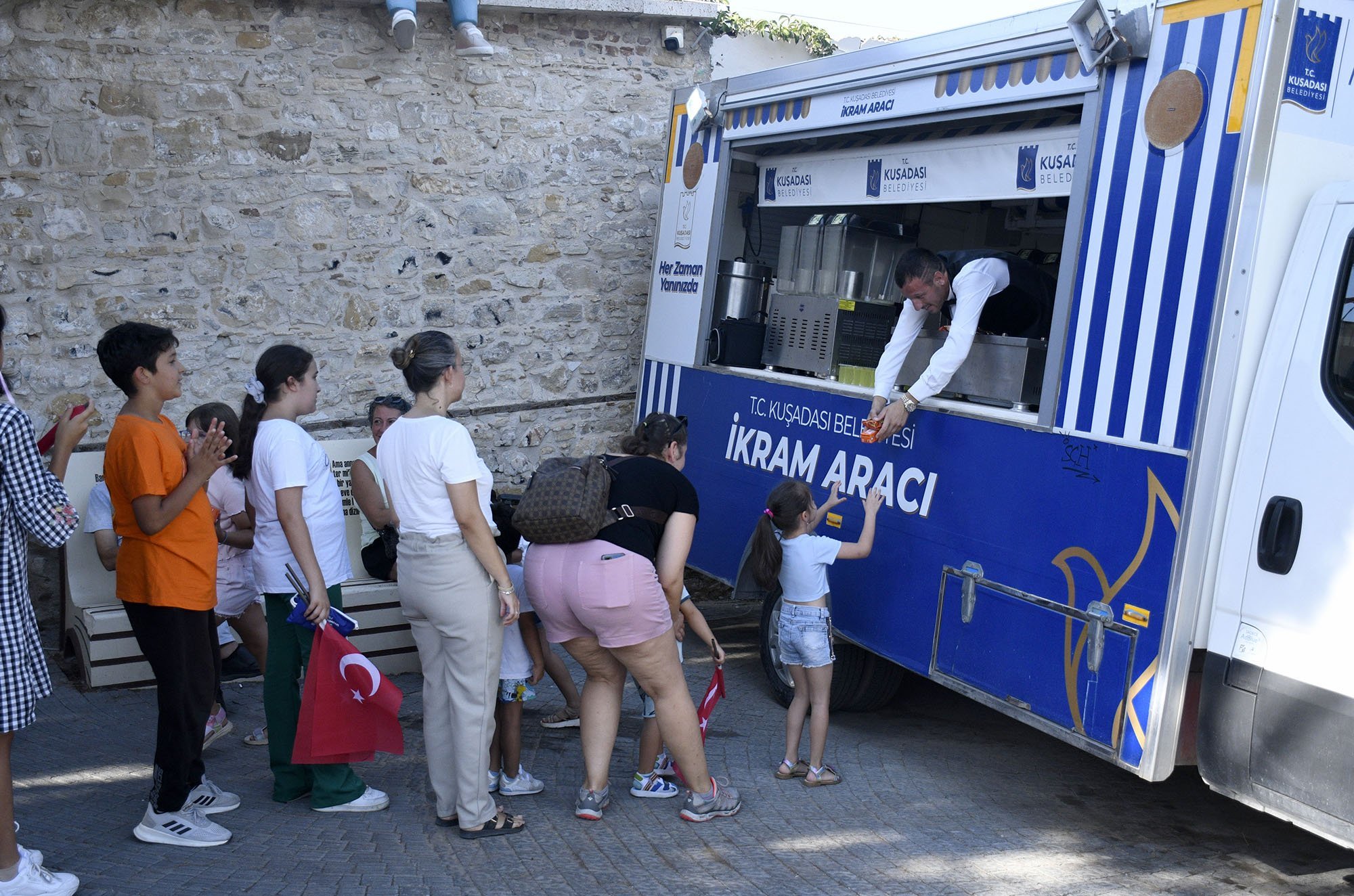 Çocuklar unutulmaya yüz tutan sokak oyunlarıyla doyasıya eğlendi