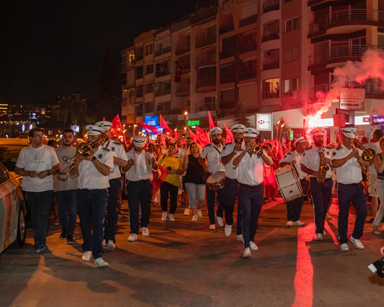 Binlerce kişi Kuşadası’nın kurtuluşu için yürüdü