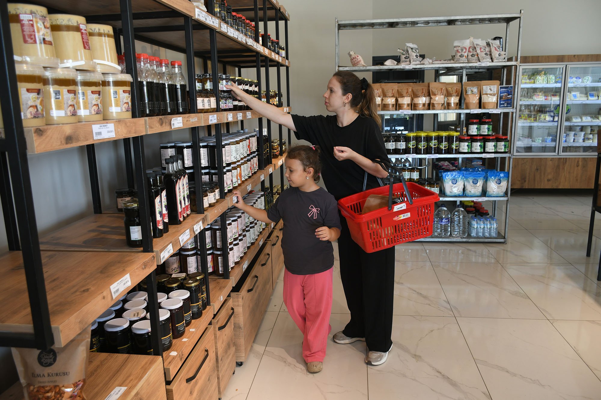 Kuşadası Belediyesi’nden kadın üreticiye tam destek: Halk Ada market