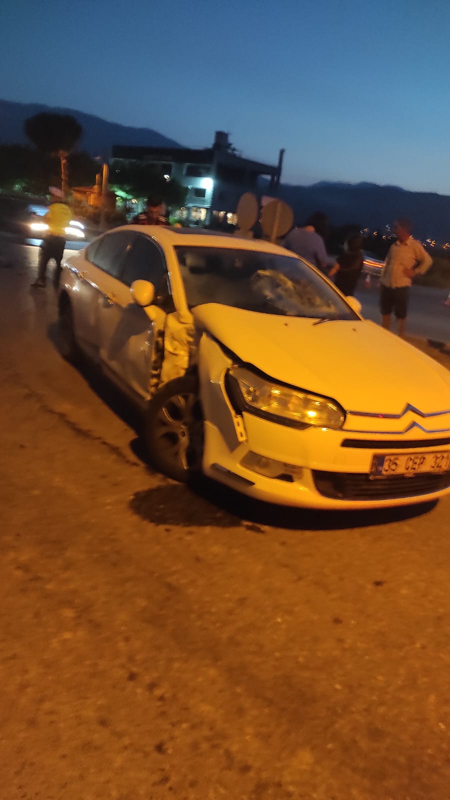 Otomobilin  çarptığı motosiklet sürücüsü yaralandı