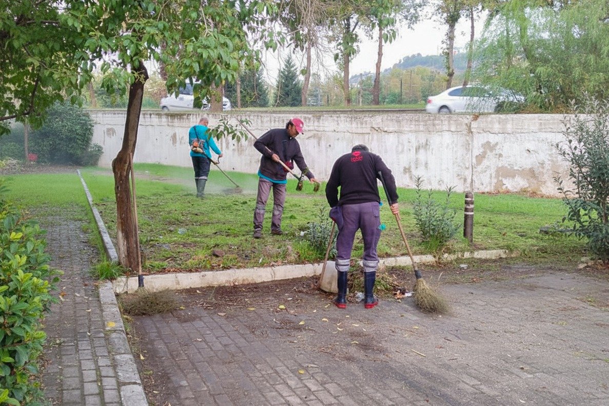 Efeler’in ekiplerinden gıda çarşısında kapsamlı temizlik